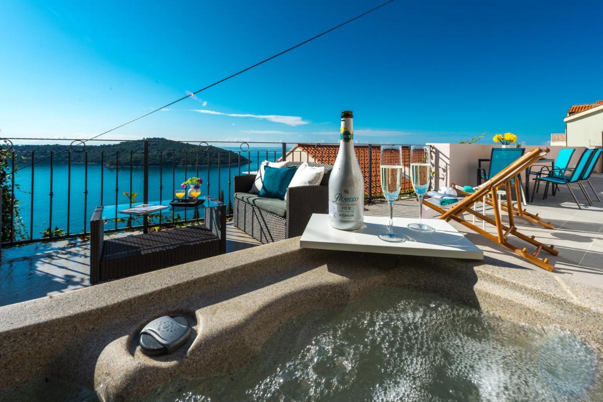 Sunshine Apartment with Hot Tub