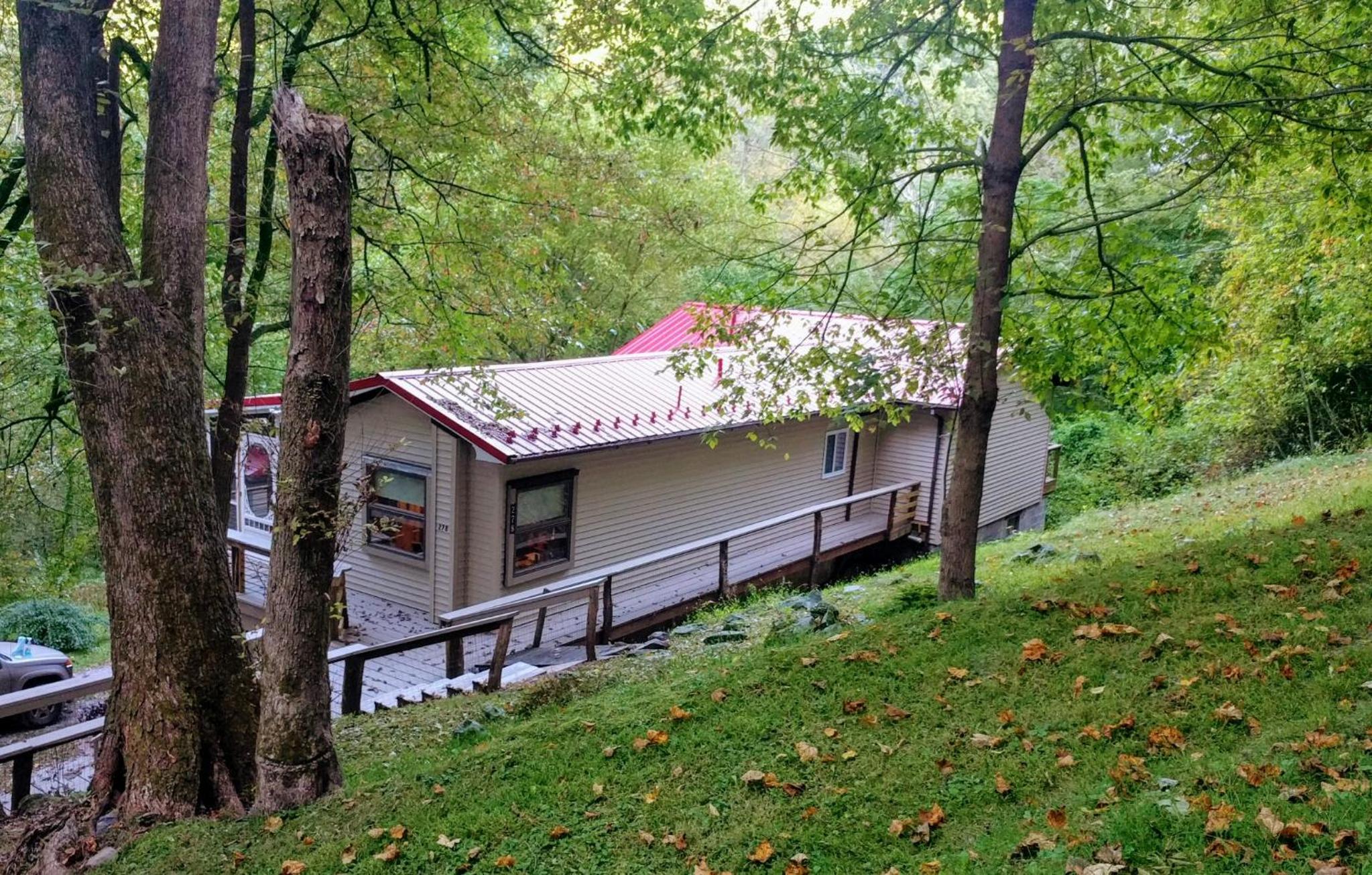 Red Roof mountain cabin with Starlink internet! view 3