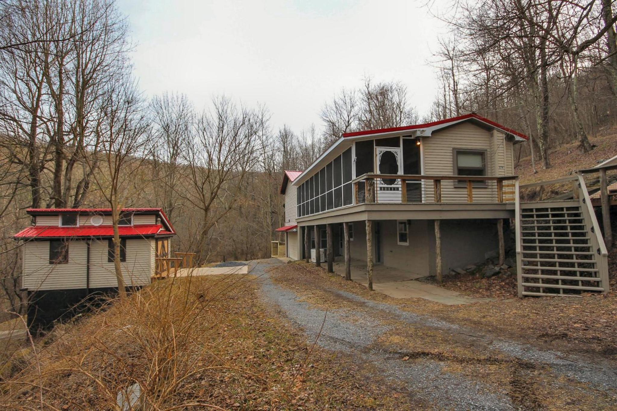 Red Roof mountain cabin with Starlink internet! view 4