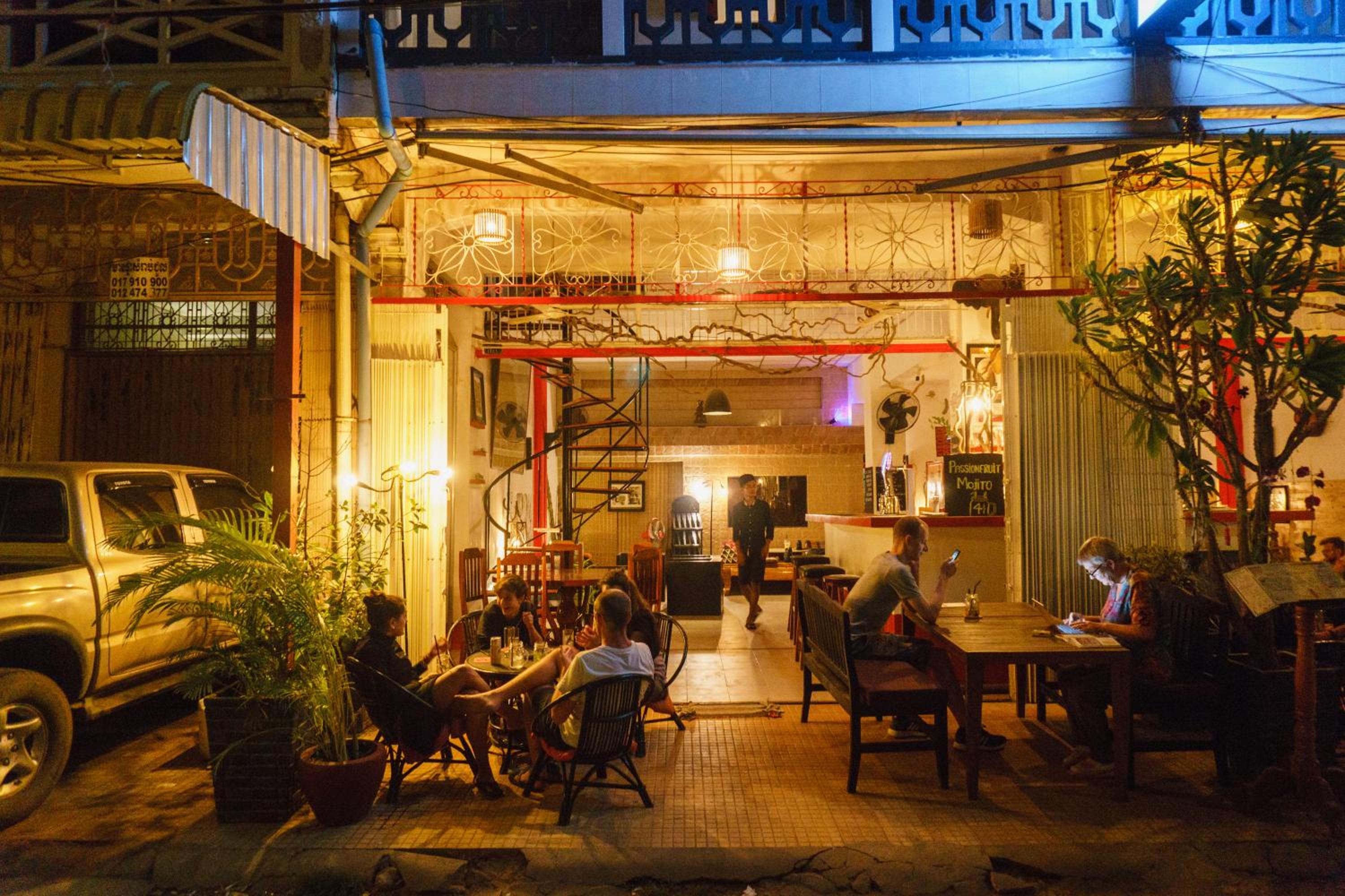 Pomme Hostel Restaurant & Bar - Private Sleeping Cabins view 2