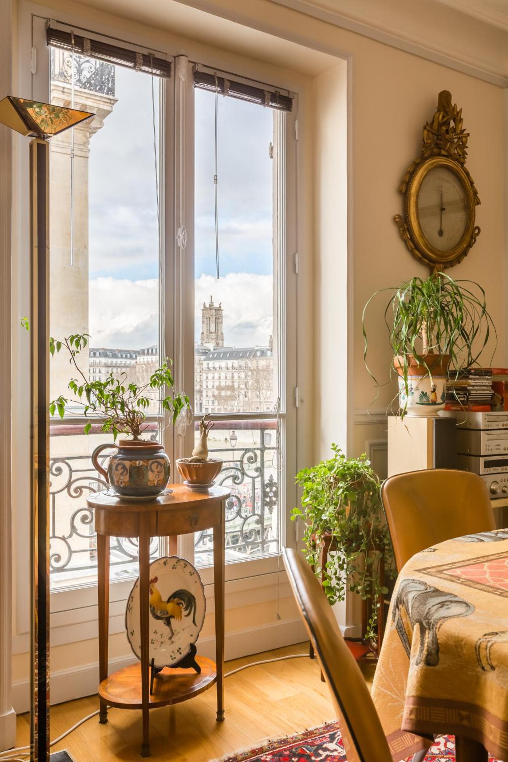 Veeve - Overlooking the Seine on Ile de la Cité