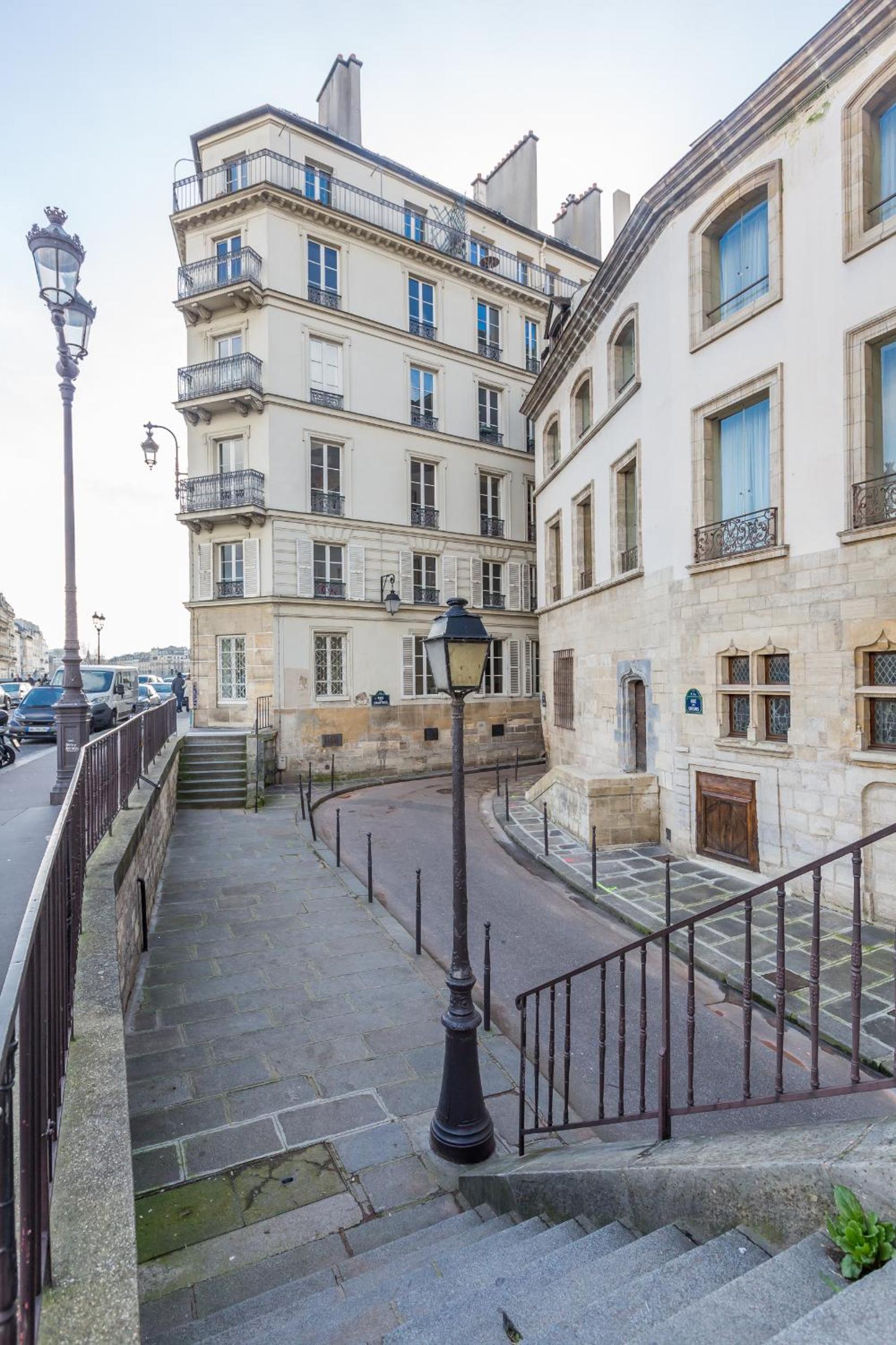 Veeve - Overlooking the Seine on Ile de la Cité