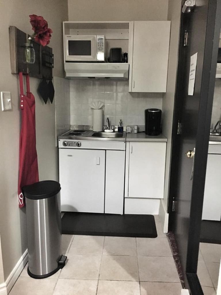 1-Bedroom Cozy Suite #23 by Amazing Property Rentals view 2