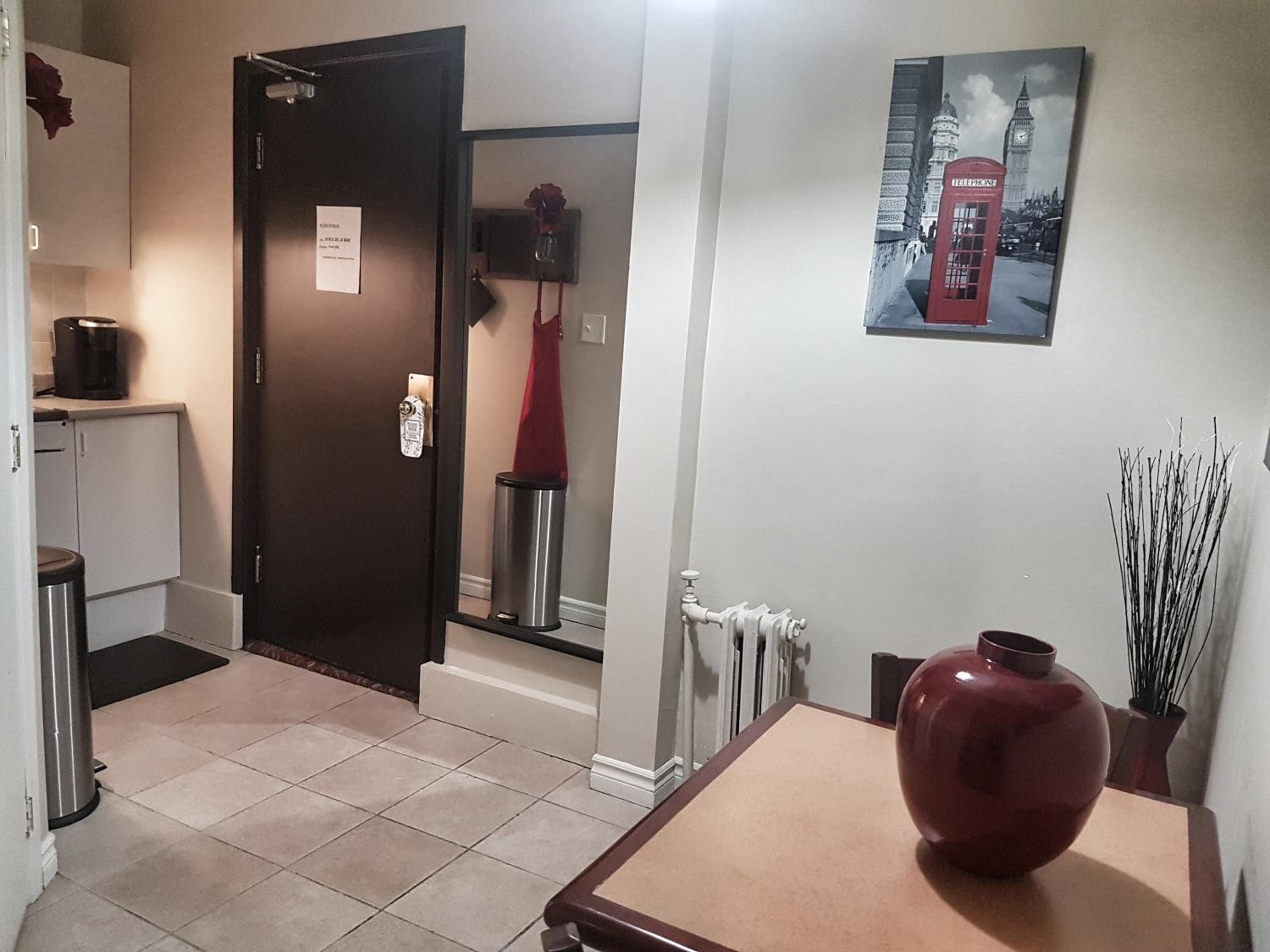 1-Bedroom Cozy Suite #23 by Amazing Property Rentals view 3