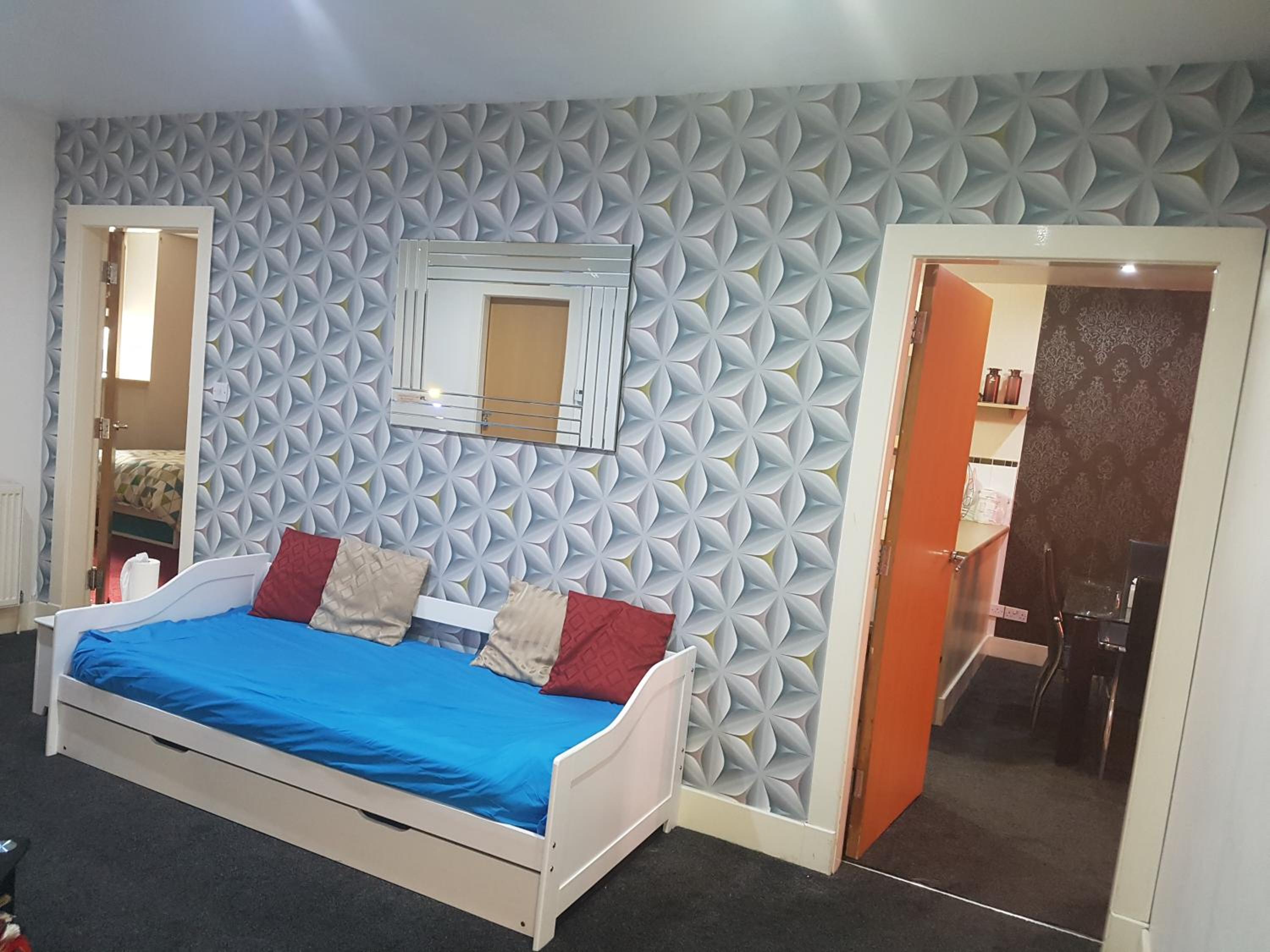 Perfect Stay Near Glasgow Town view 2