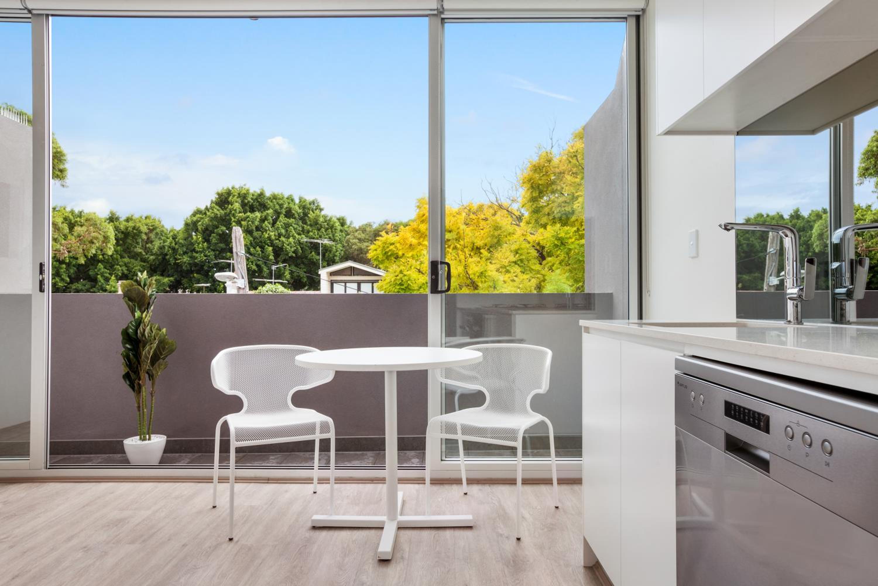 Bondi Beach Studio King Suite + Balcony — Sydney