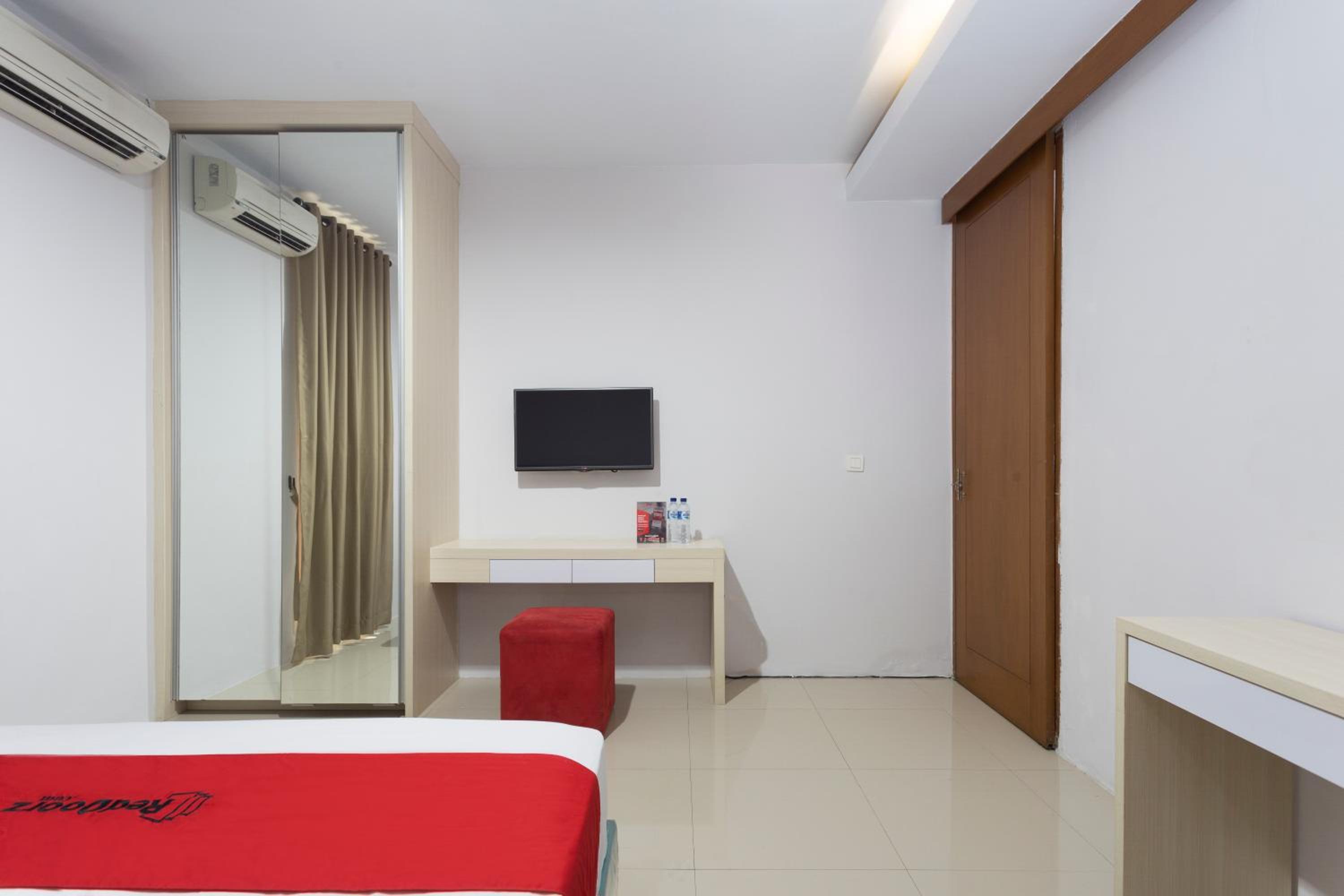 RedDoorz Plus near Cilandak Town Square 2