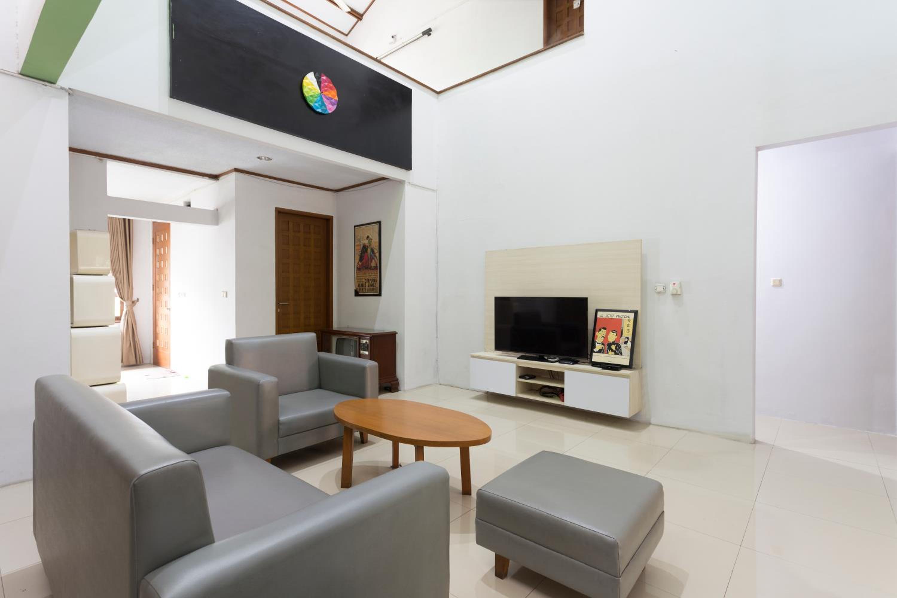 RedDoorz Plus near Cilandak Town Square 2