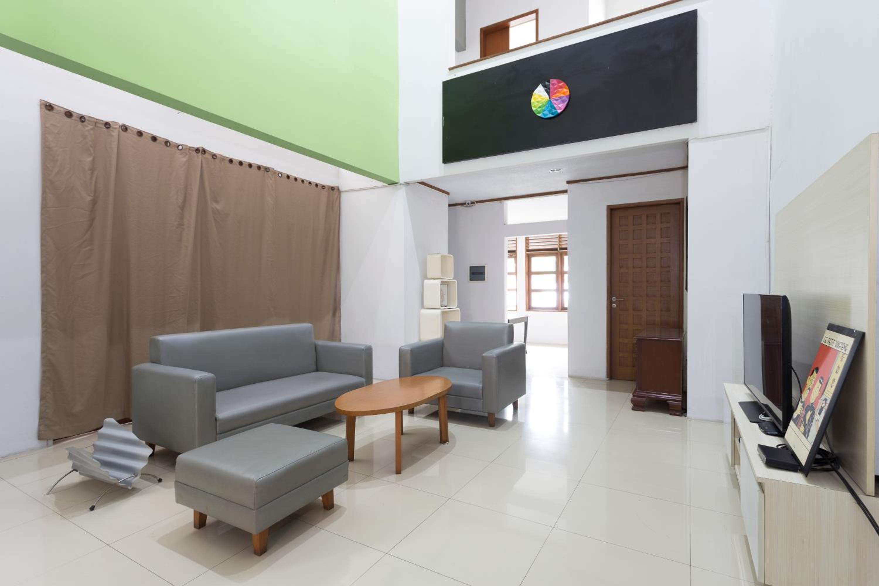 RedDoorz Plus near Cilandak Town Square 2