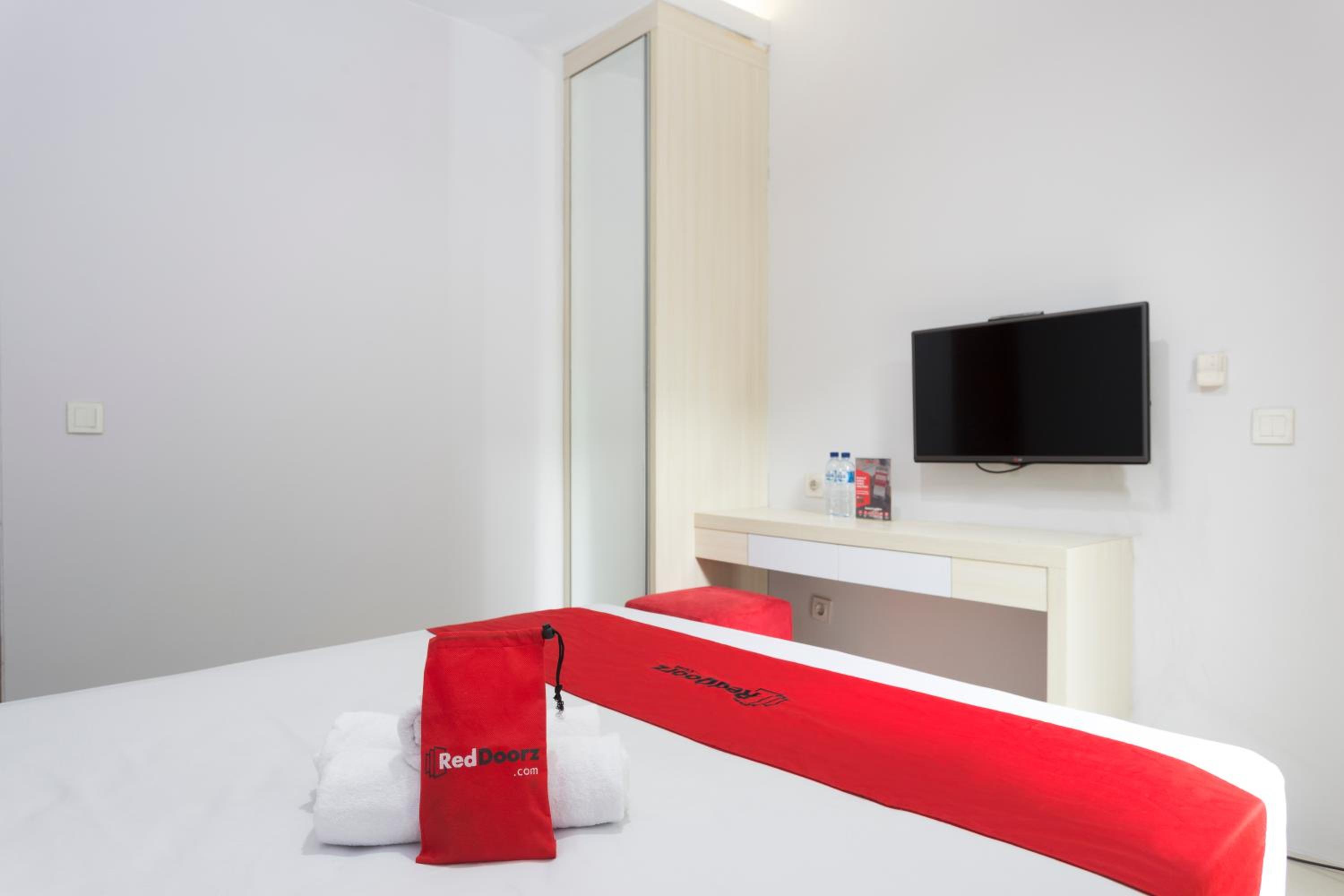 RedDoorz Plus near Cilandak Town Square 2