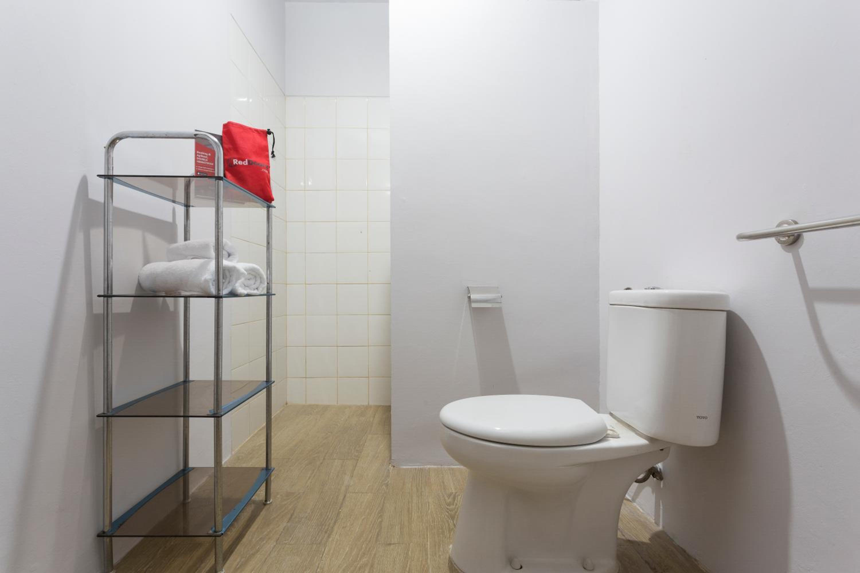 RedDoorz Plus near Cilandak Town Square 2