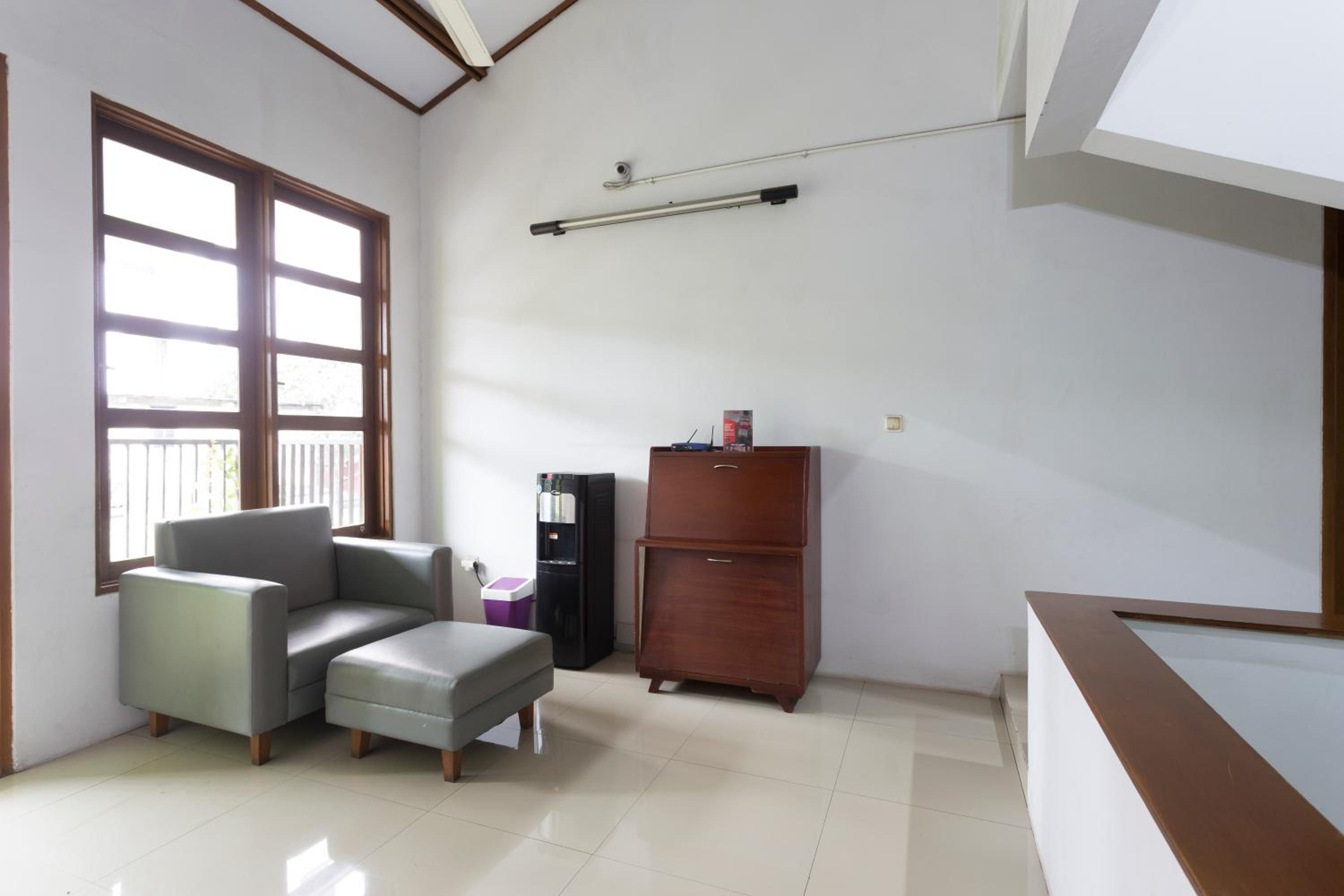 RedDoorz Plus near Cilandak Town Square 2