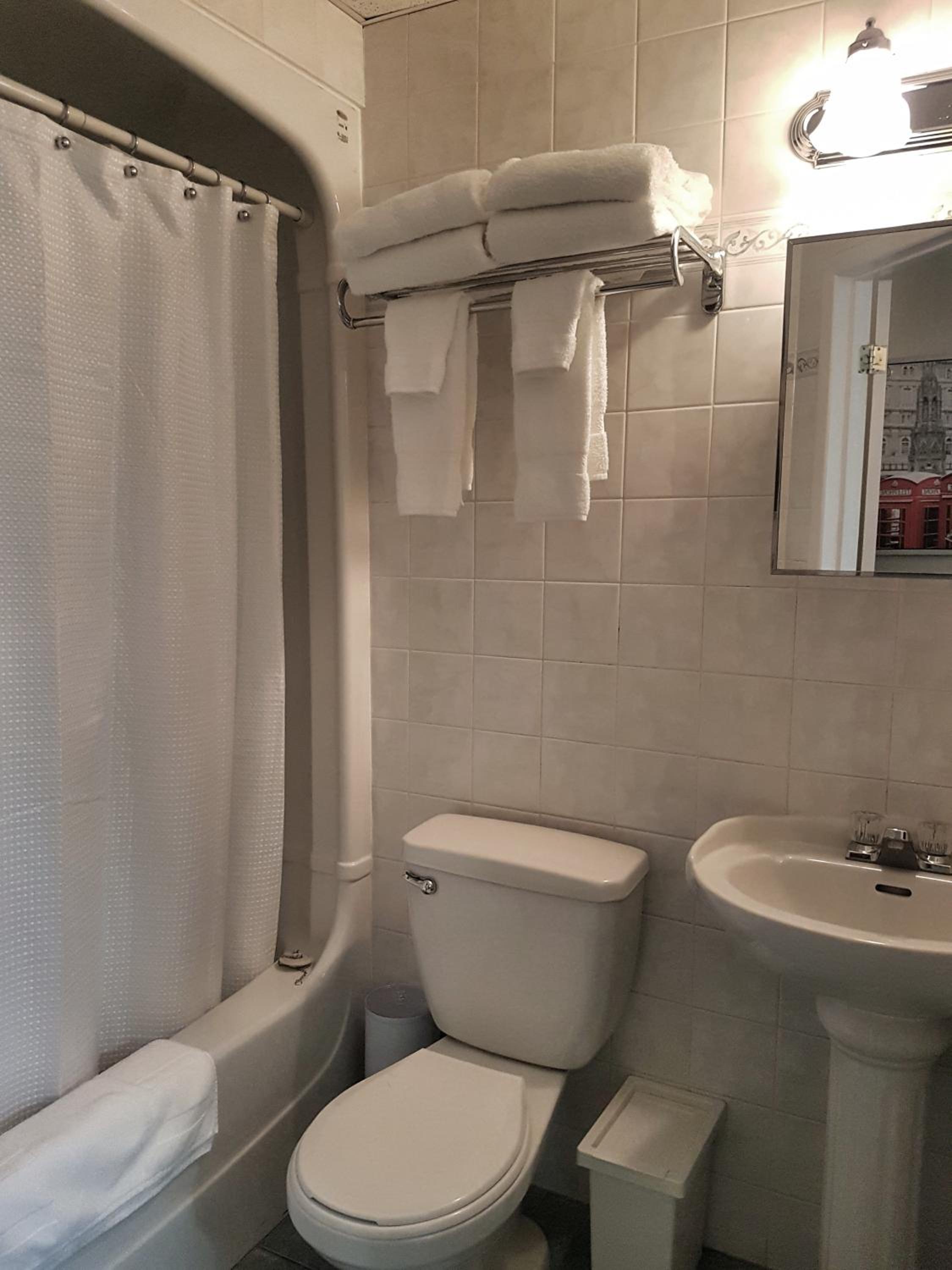 Cozy 2-Bedroom Apartment #25 by Amazing Property Rentals