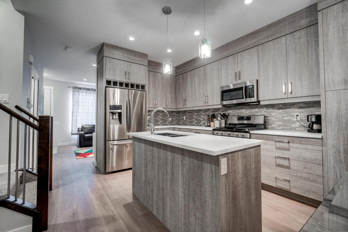Three-Bedroom with Fireplace #41 Sunalta Downtown view 3