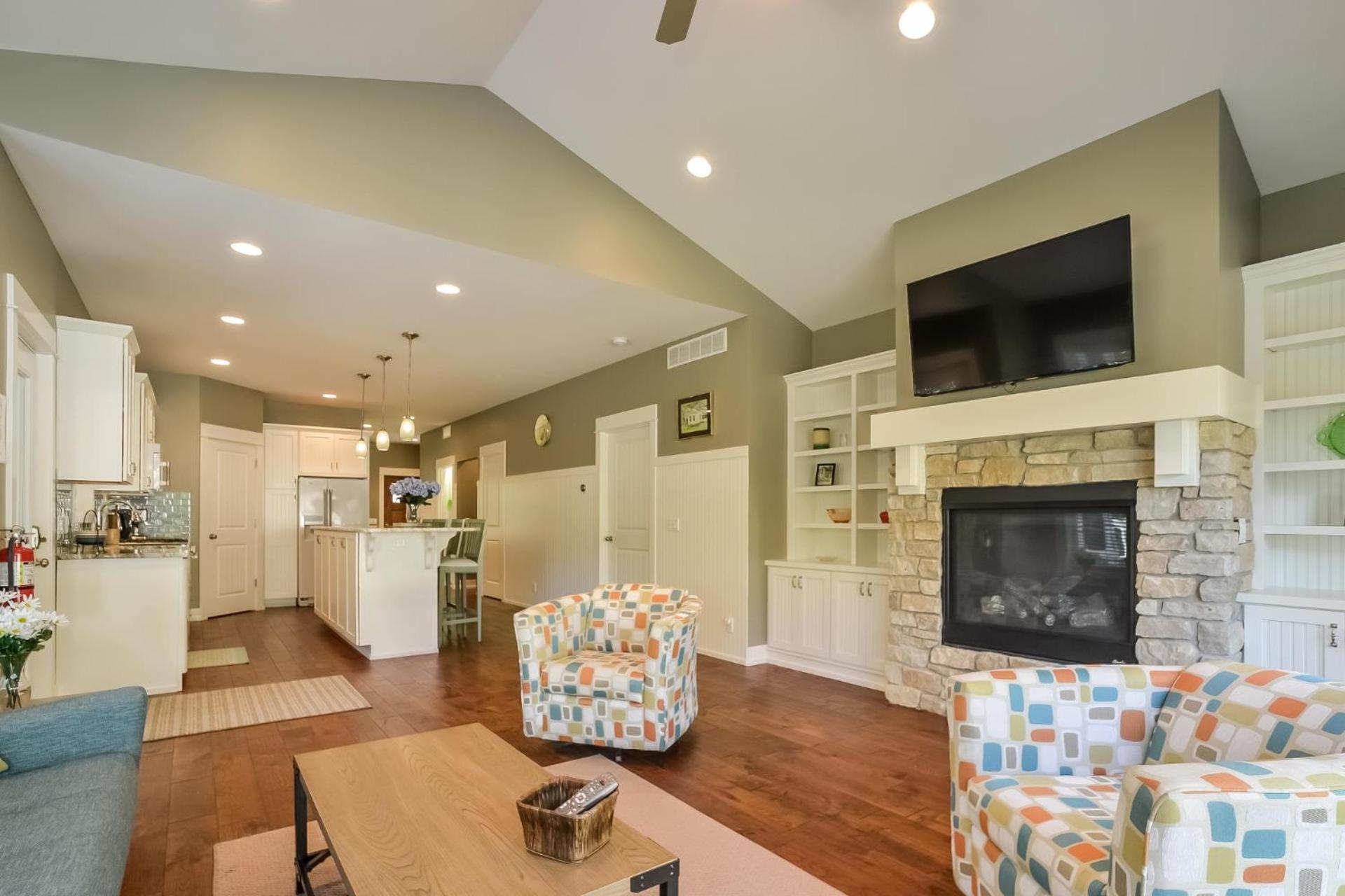 Four Gen house on Hill in Saugatuck walk to town