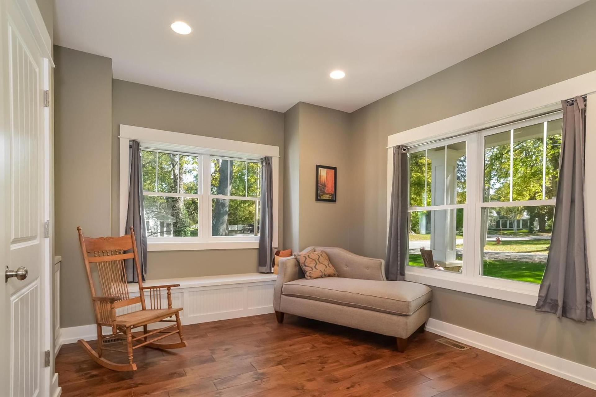 Four Gen house on Hill in Saugatuck walk to town