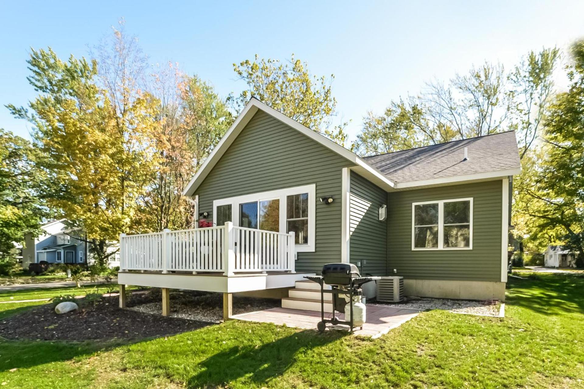 Four Gen house on Hill in Saugatuck walk to town