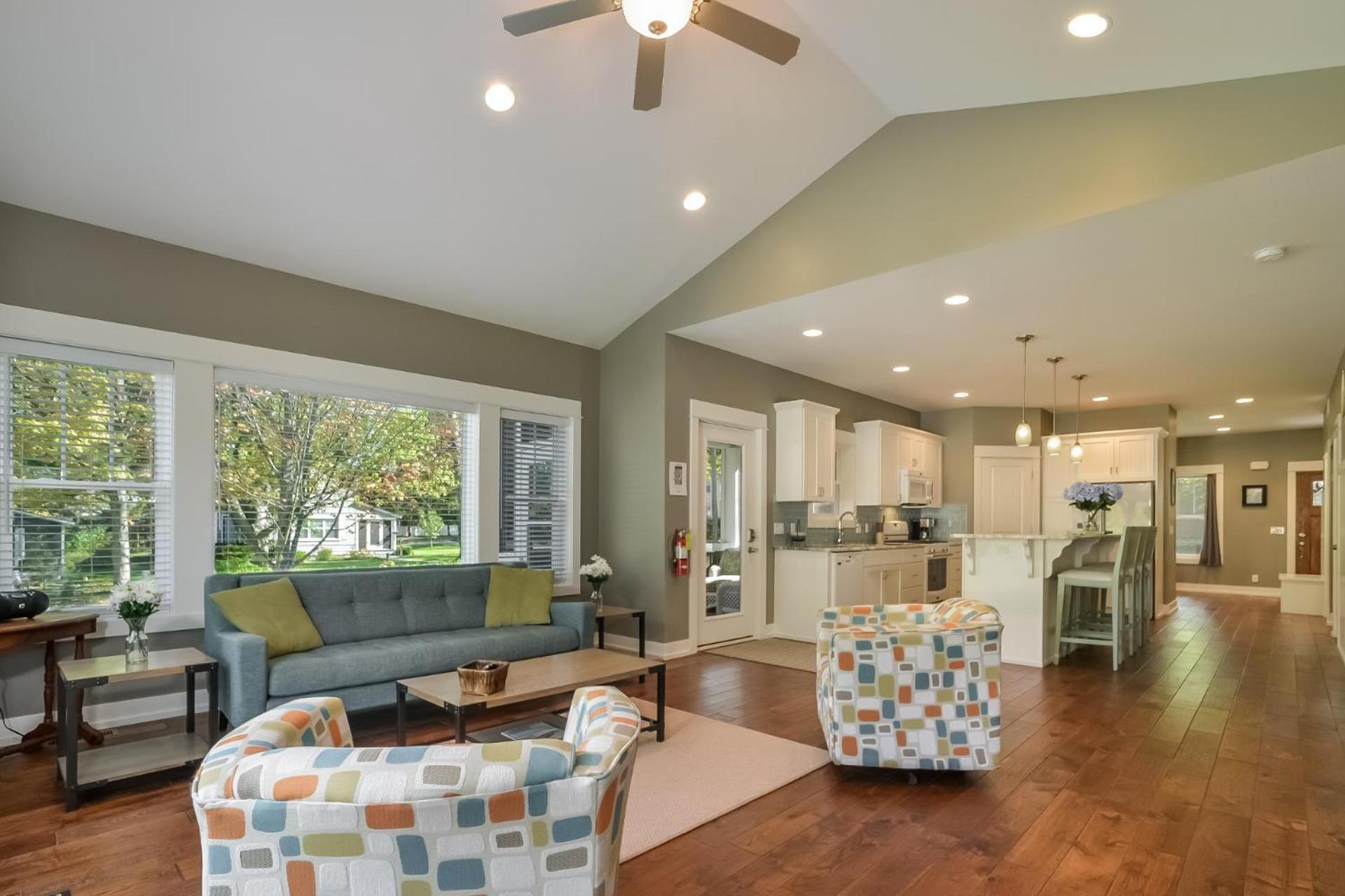 Four Gen house on Hill in Saugatuck walk to town