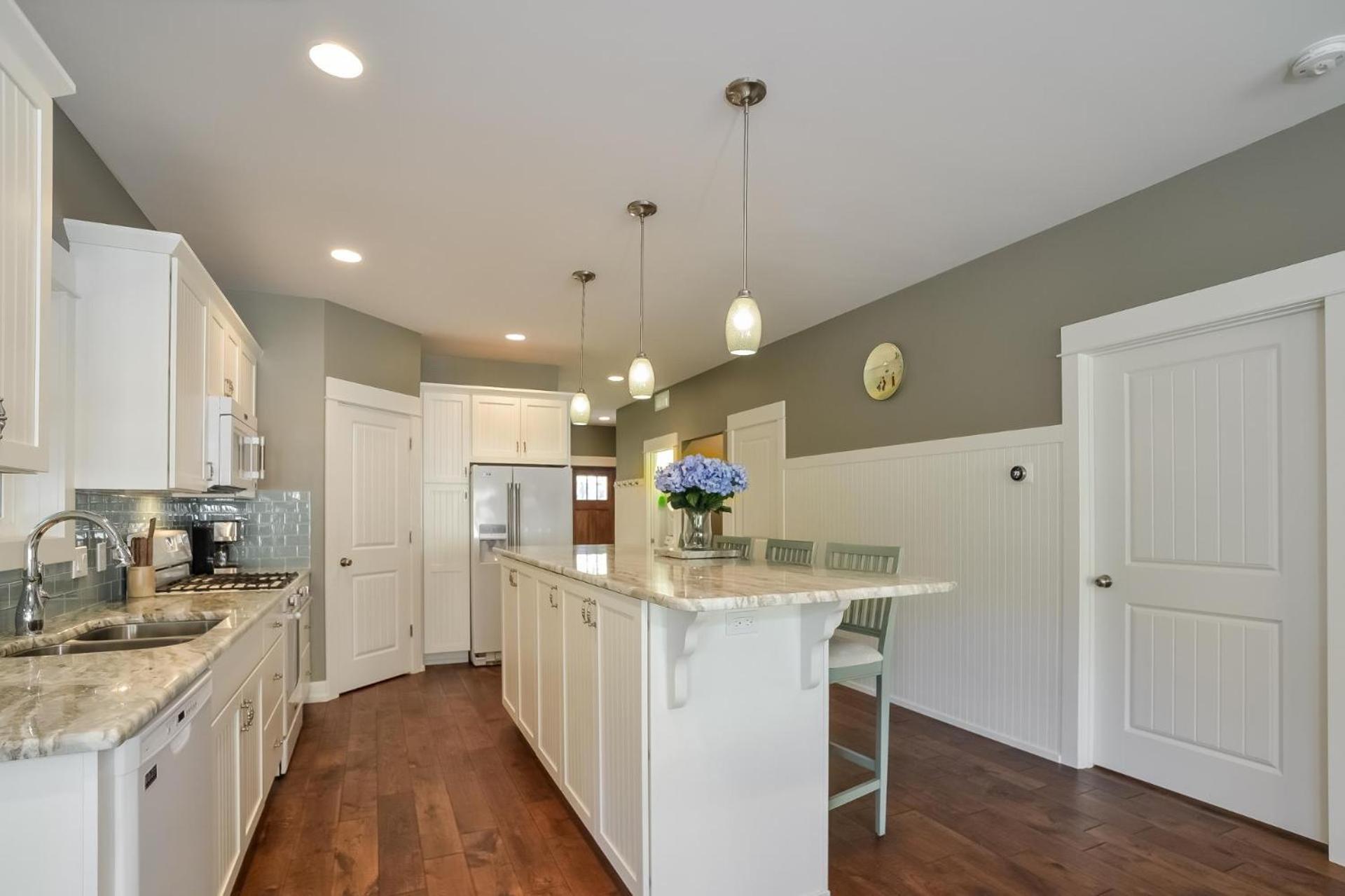 Four Gen house on Hill in Saugatuck walk to town