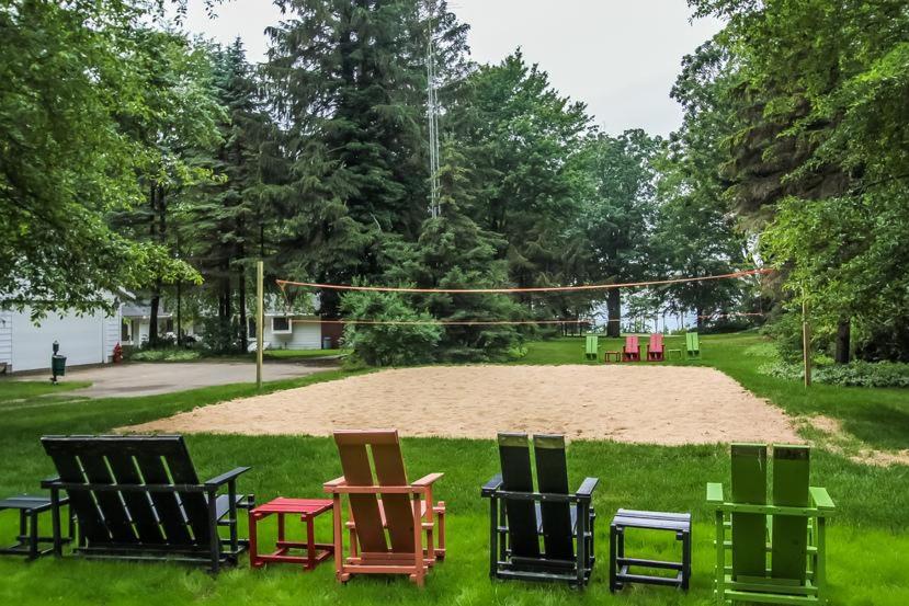 100 private beach frontage on LK MI Hot tub