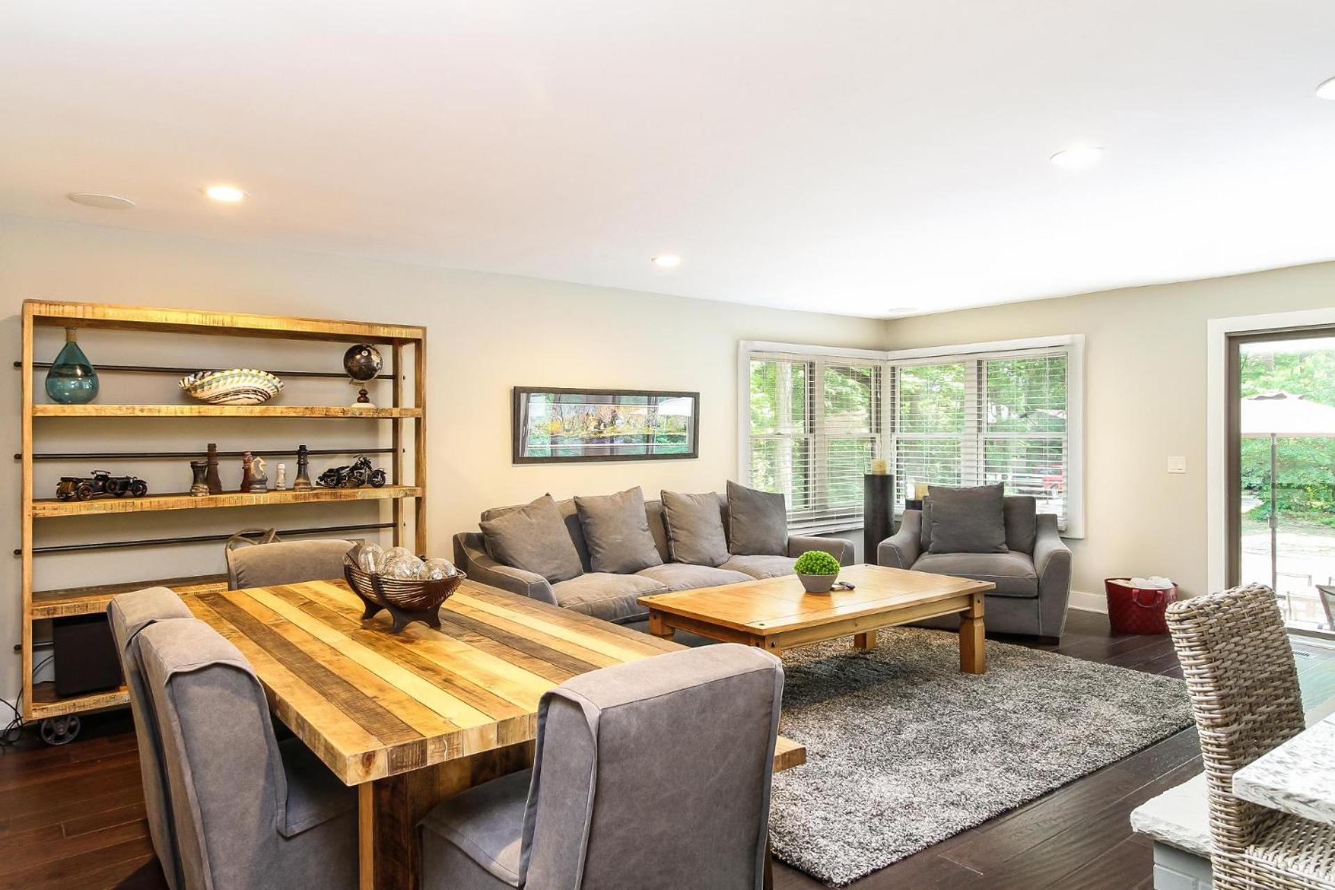 Private large yard close to town hot tub Lake