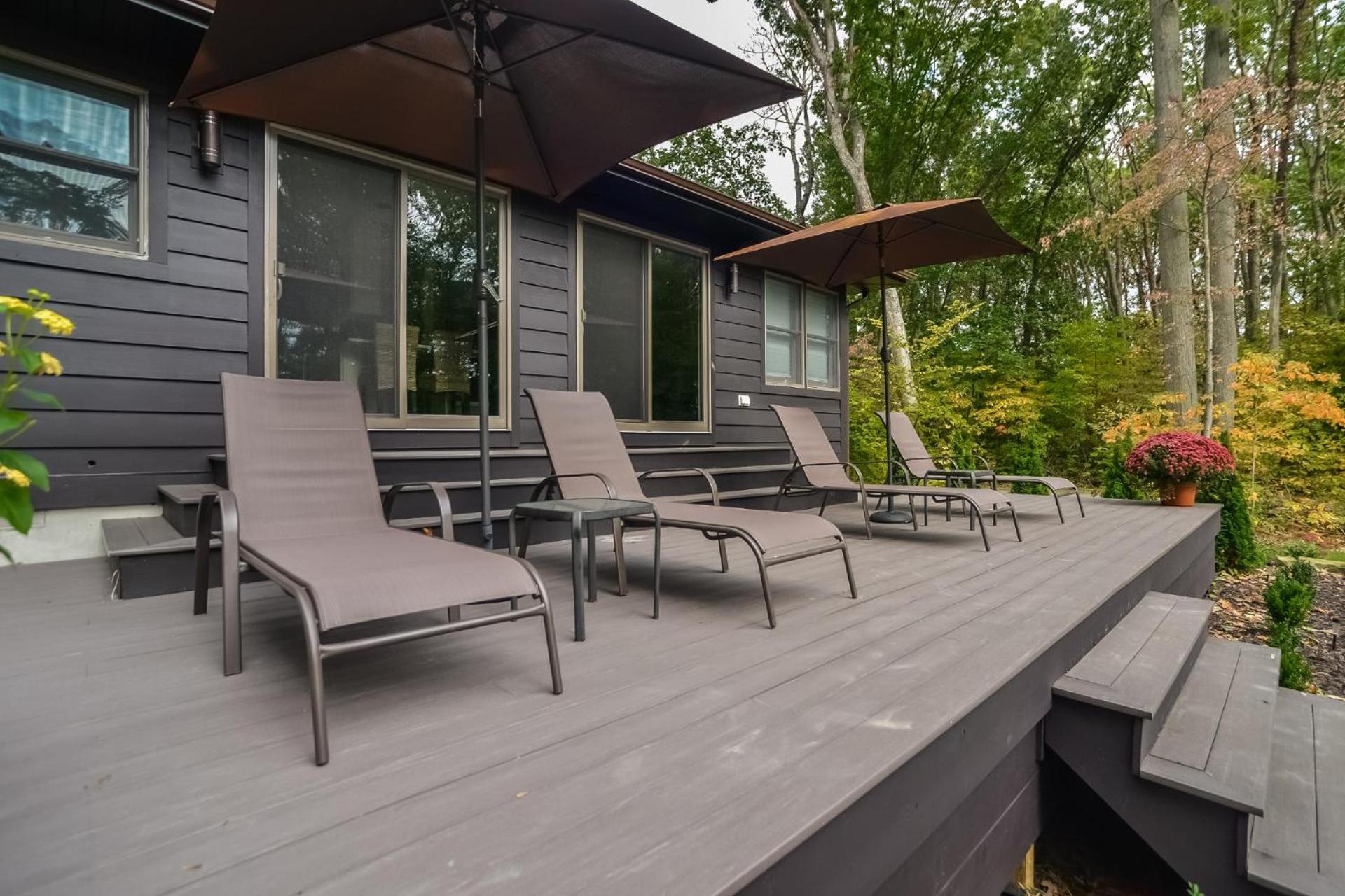 Private large yard close to town hot tub Lake