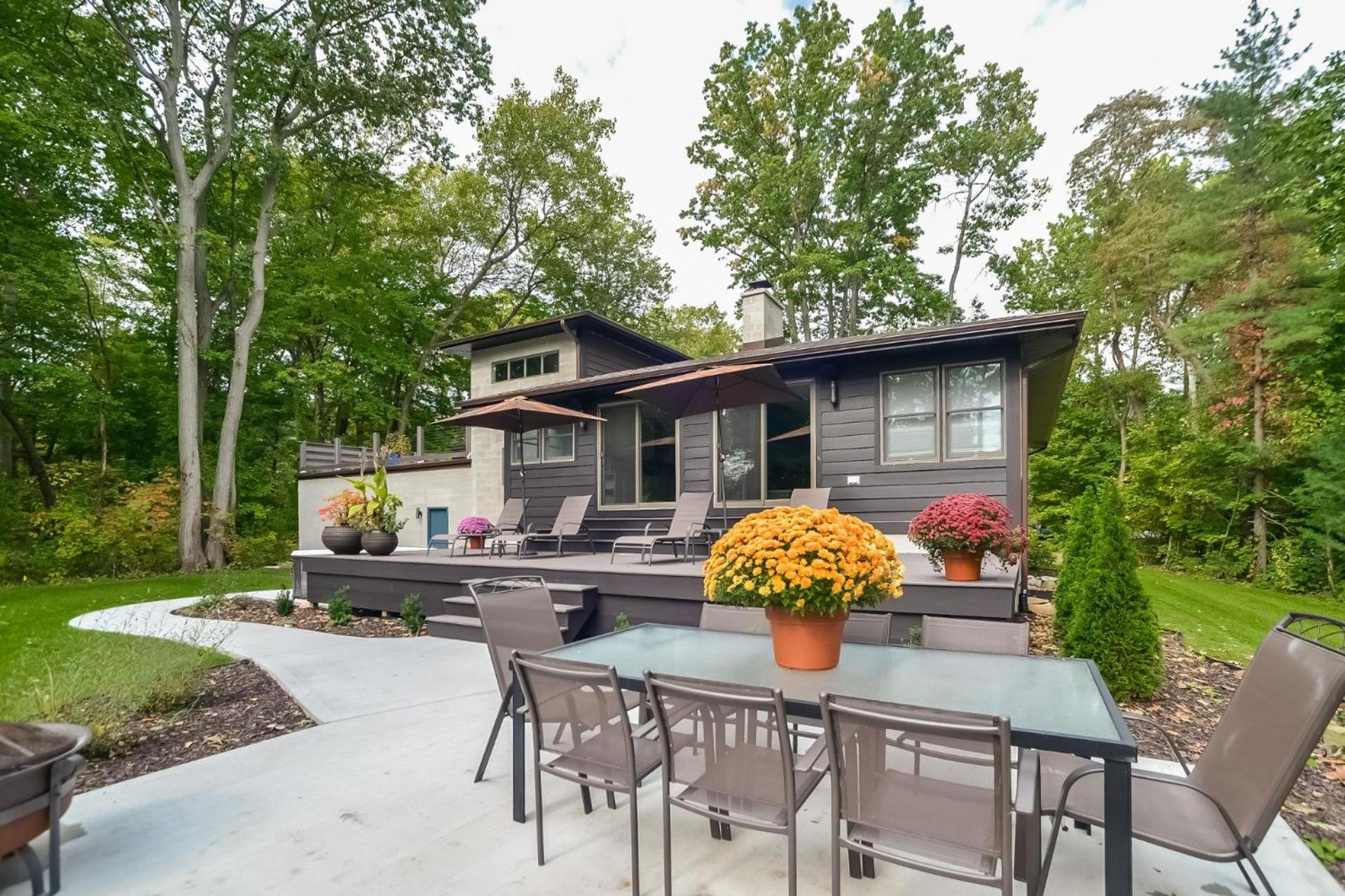 Private large yard close to town hot tub Lake