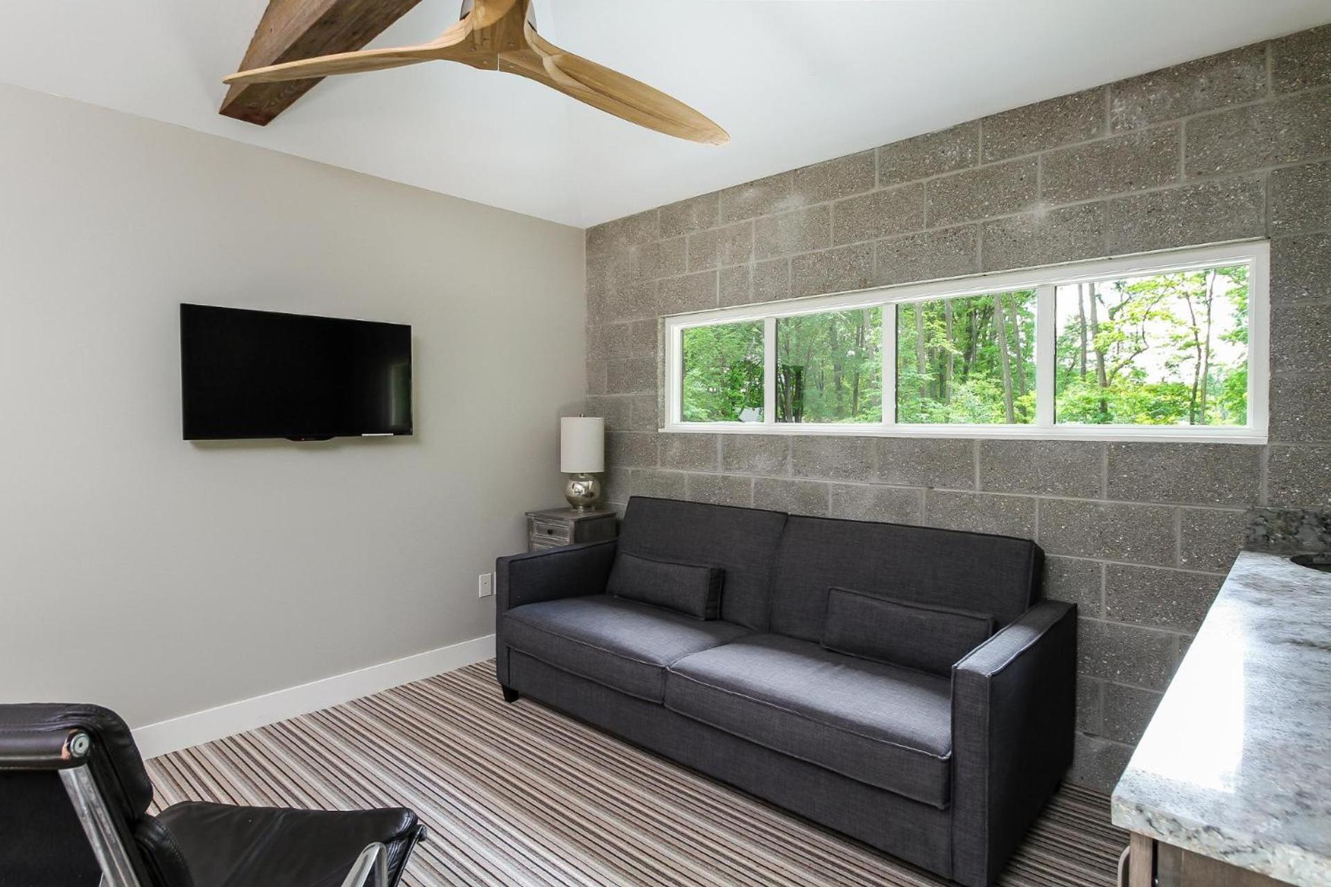 Private large yard close to town hot tub Lake