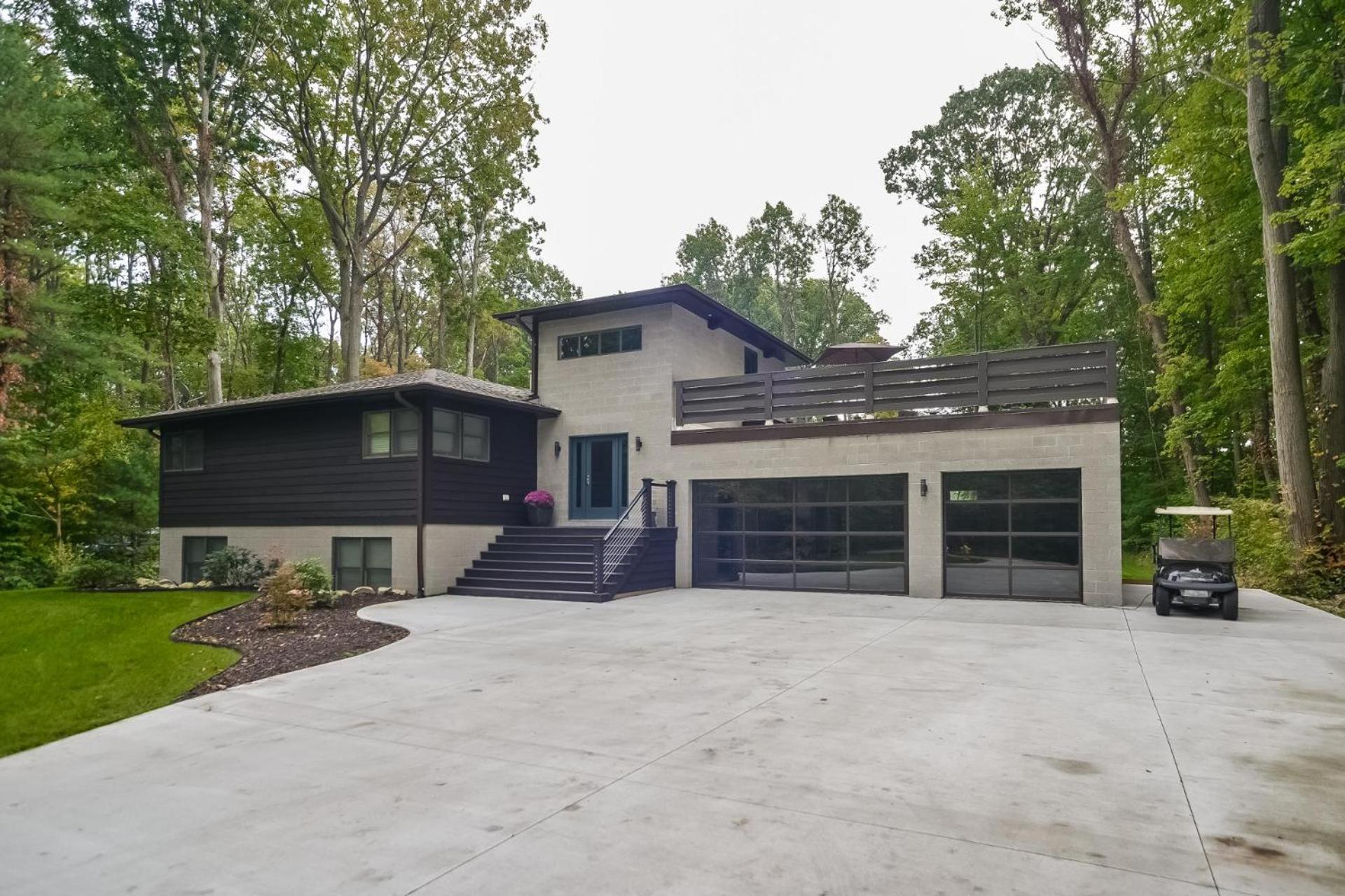 Private large yard close to town hot tub Lake