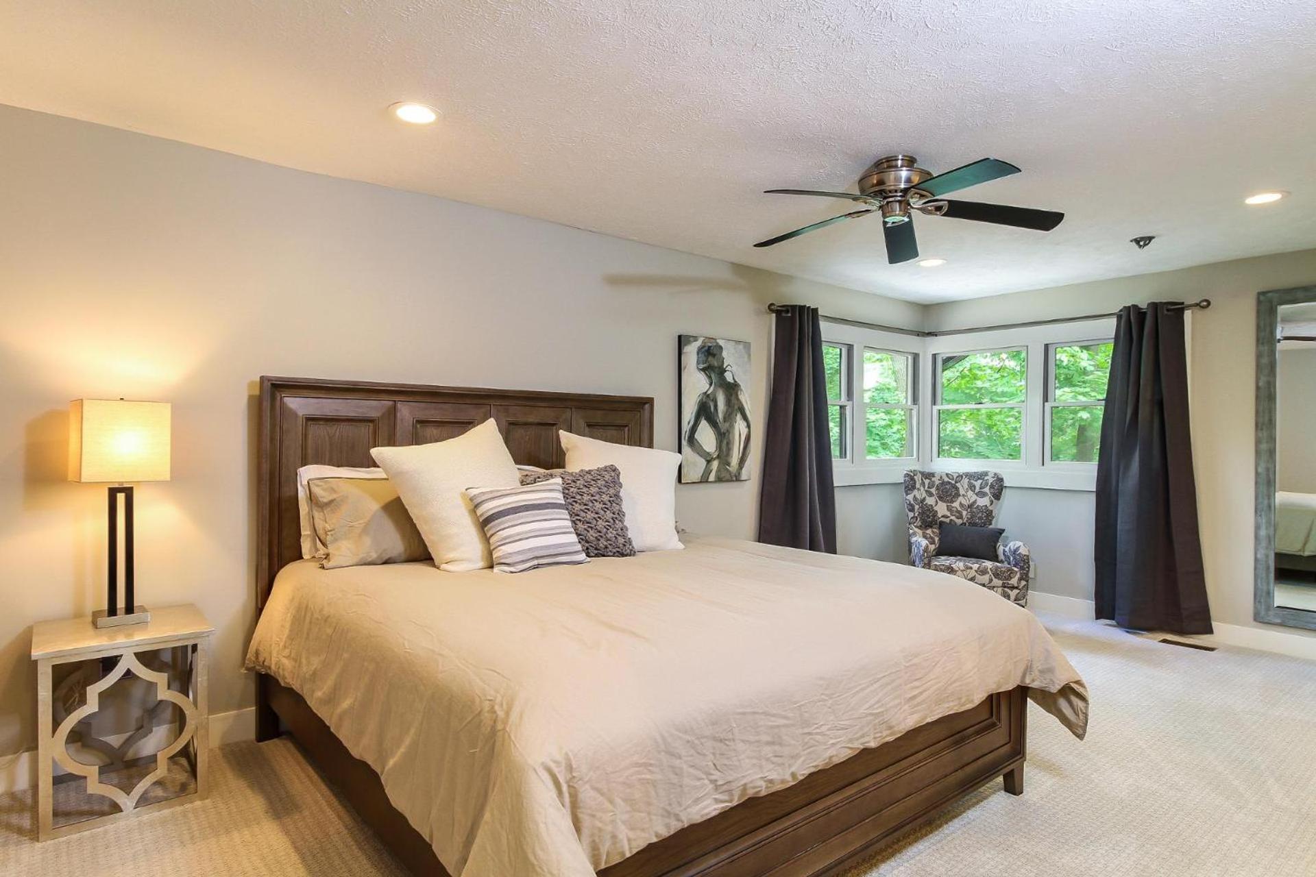 Private large yard close to town hot tub Lake