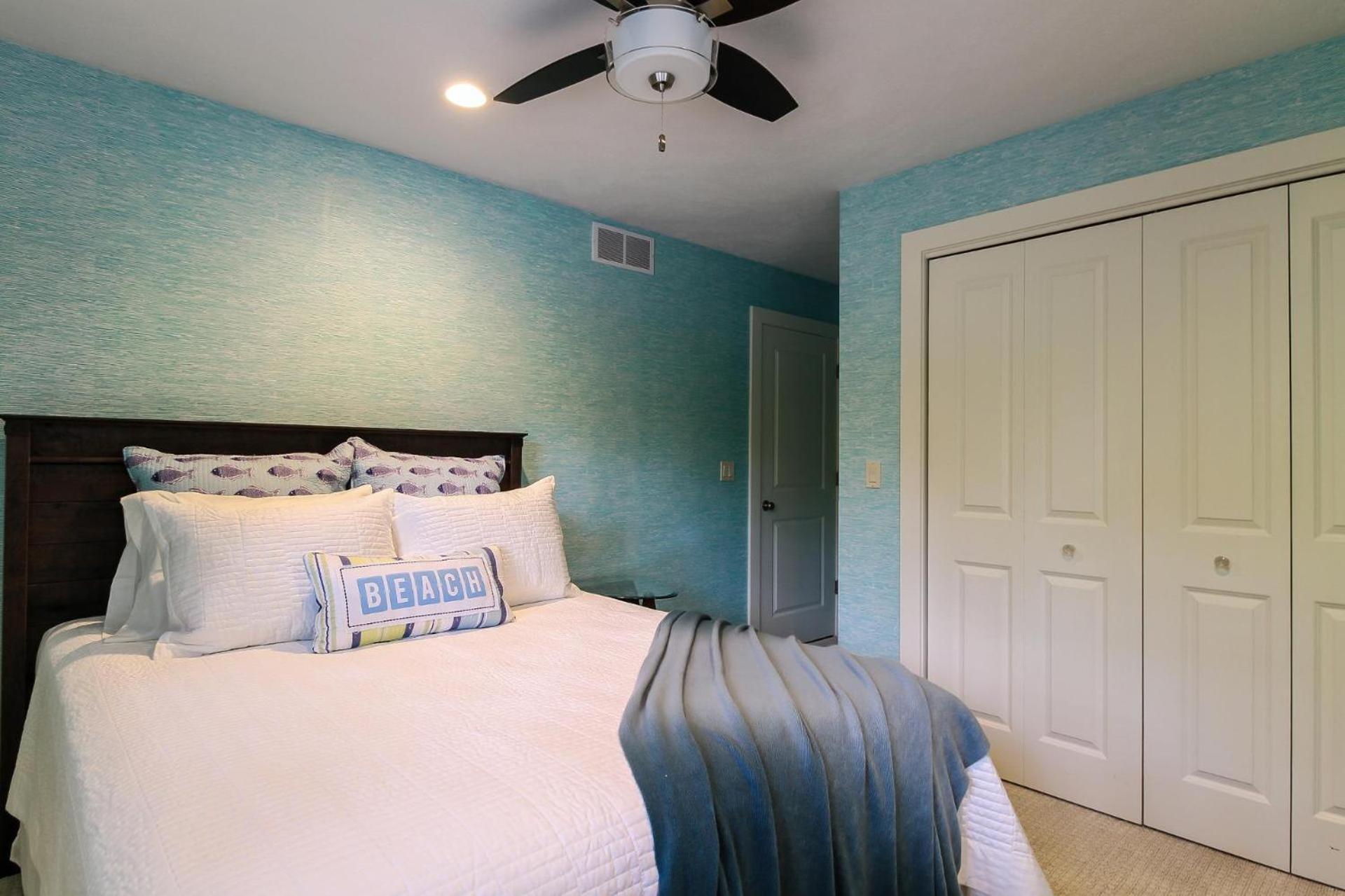 Private large yard close to town hot tub Lake