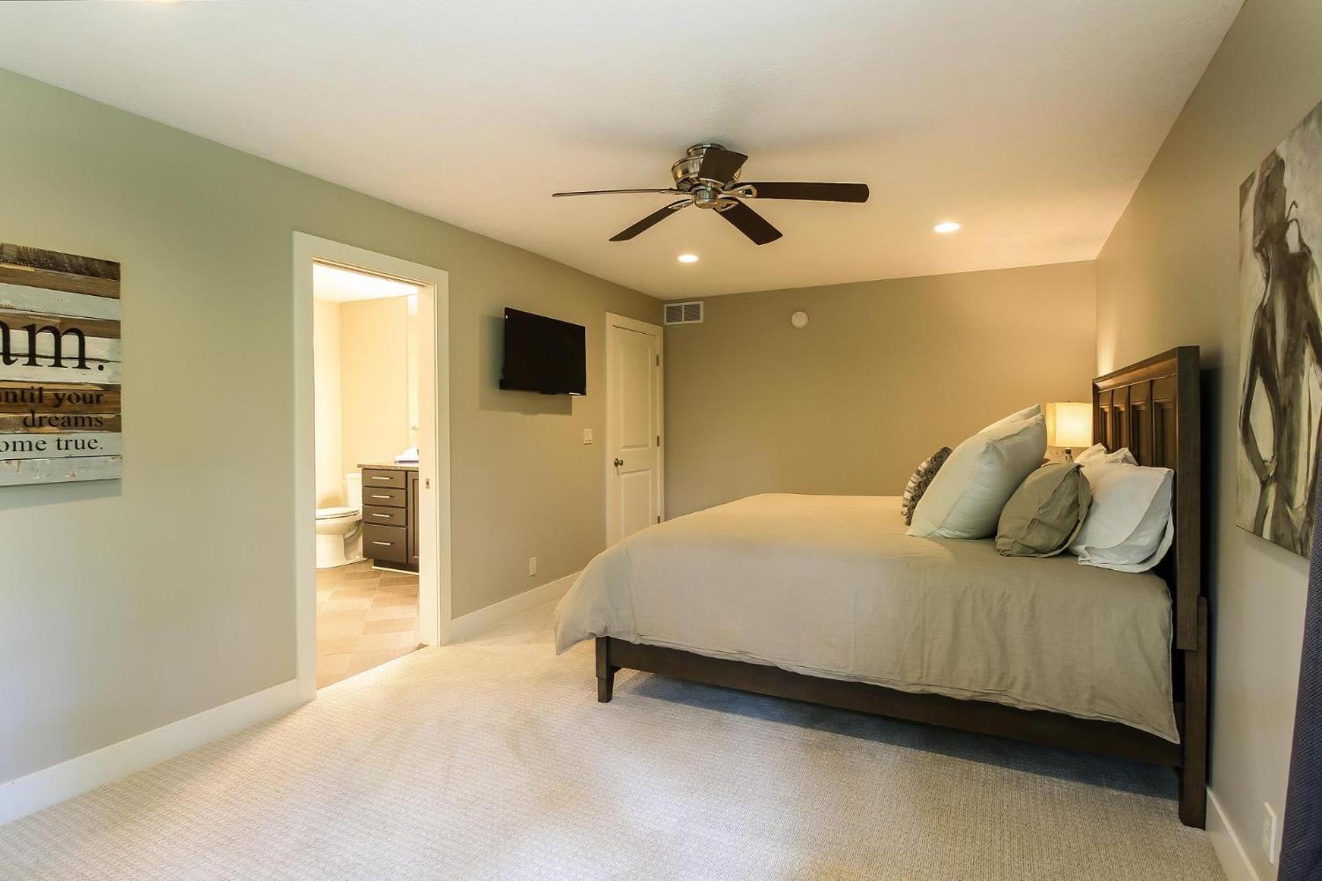 Private large yard close to town hot tub Lake