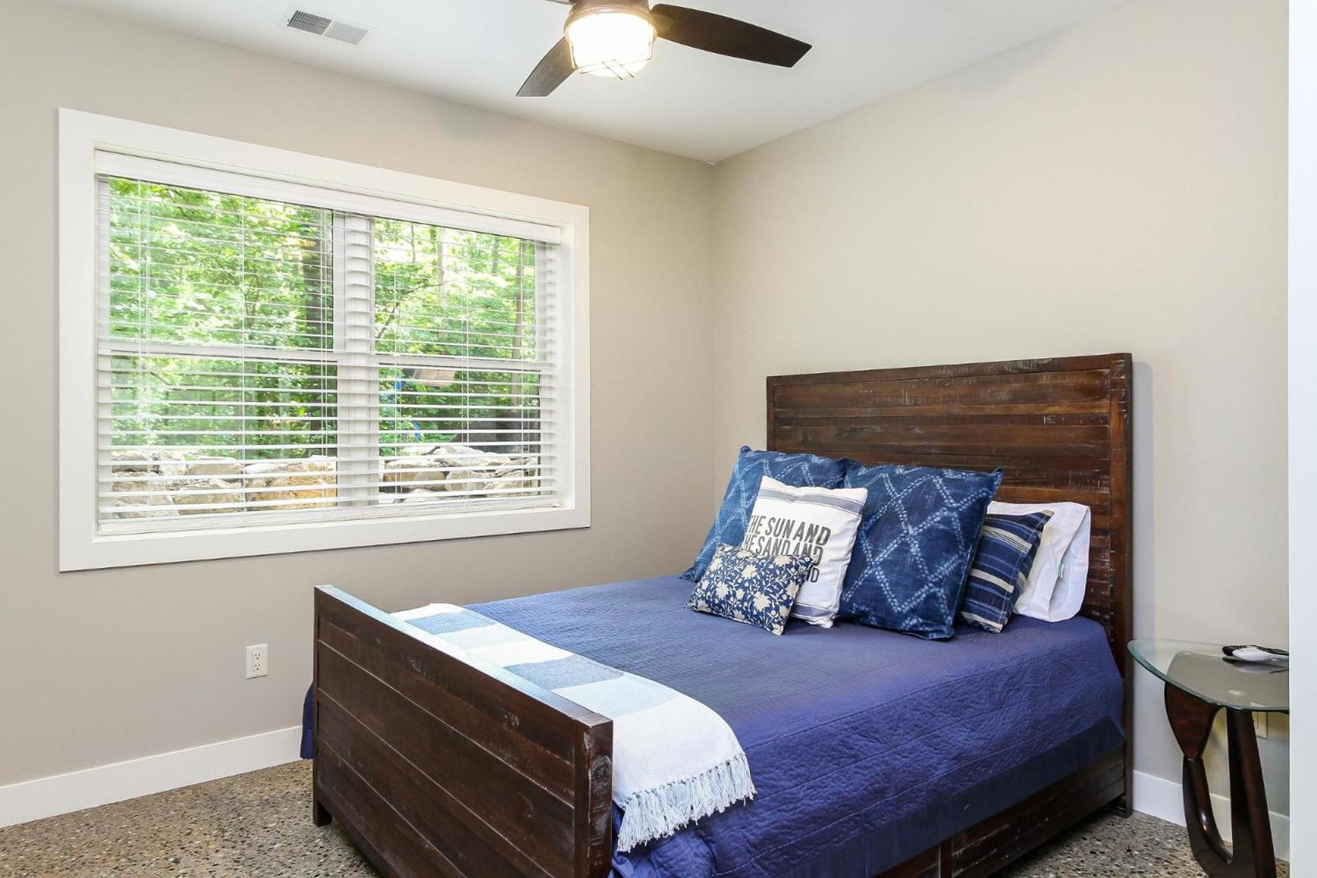 Private large yard close to town hot tub Lake
