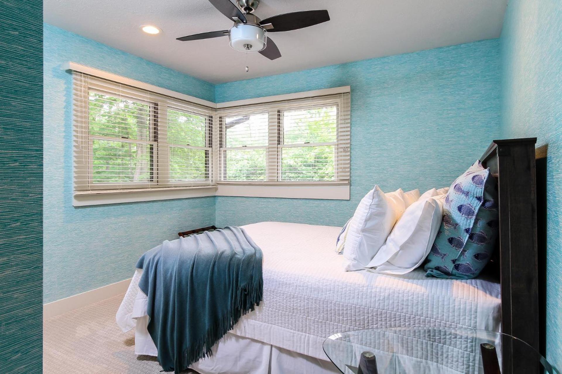 Private large yard close to town hot tub Lake