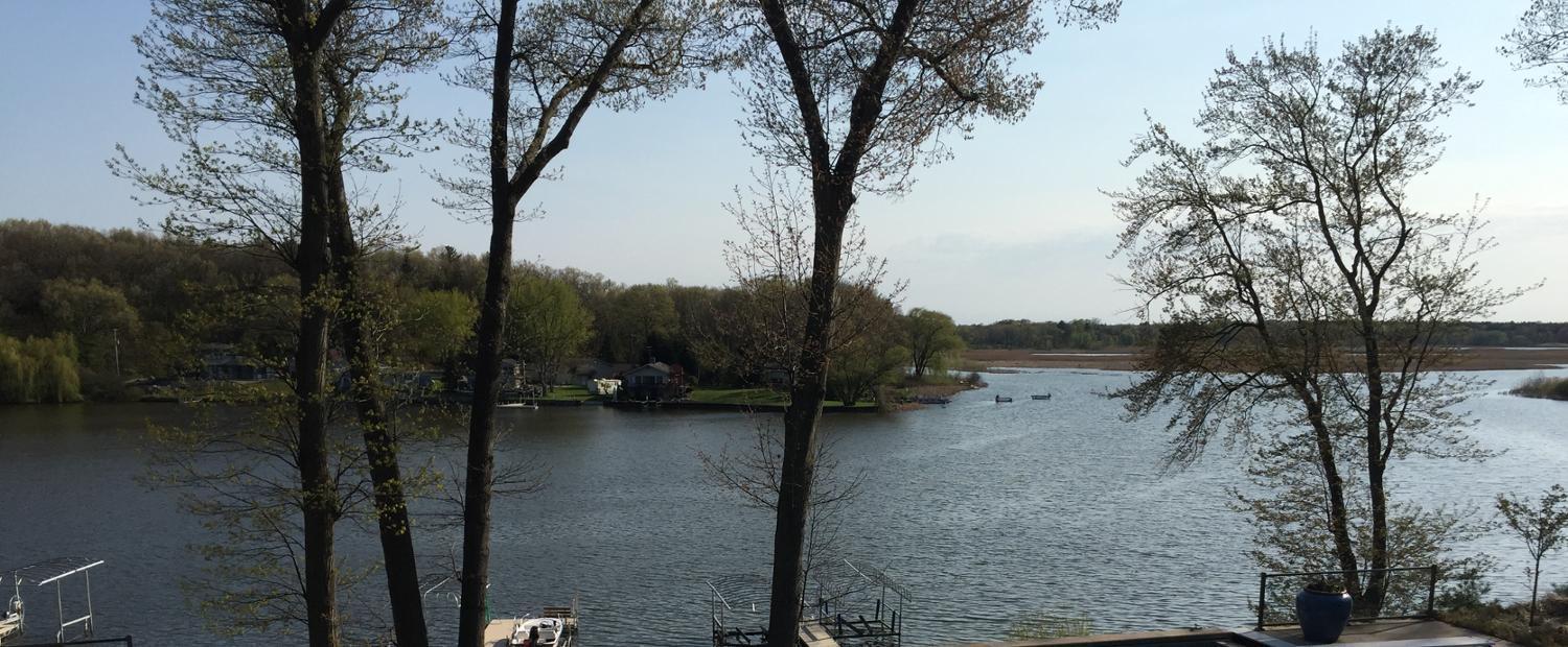 Private large yard close to town hot tub Lake