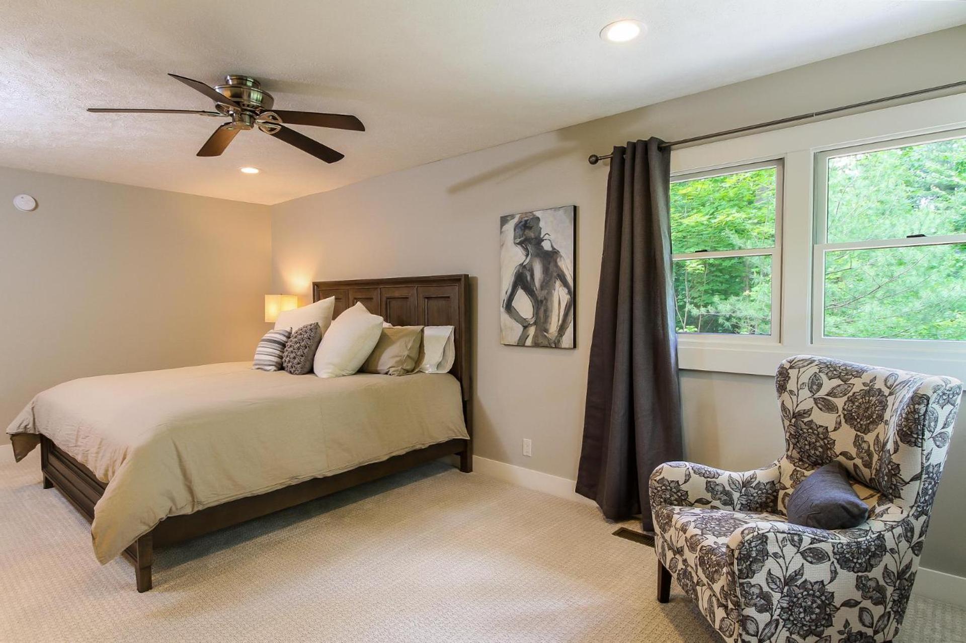 Private large yard close to town hot tub Lake