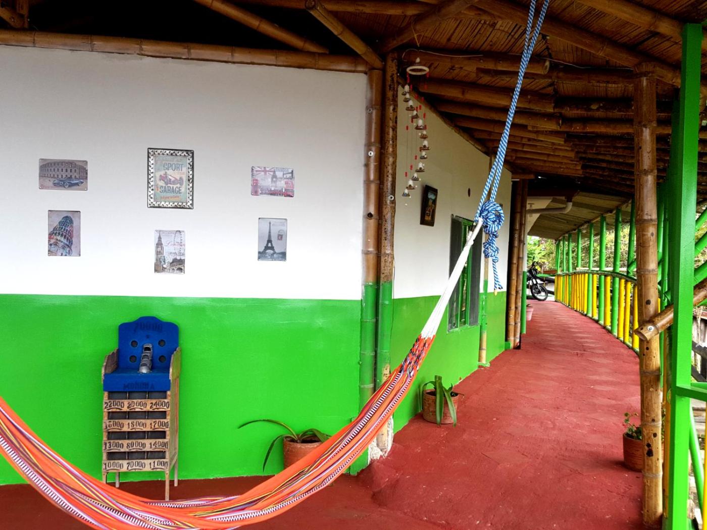 Hostal y Camping Los Girasoles