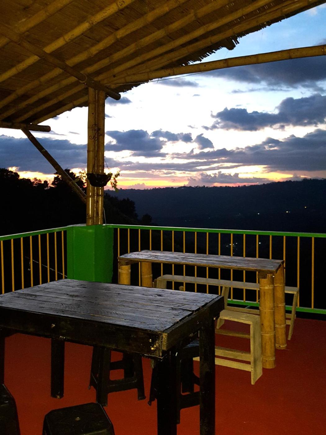 Hostal y Camping Los Girasoles