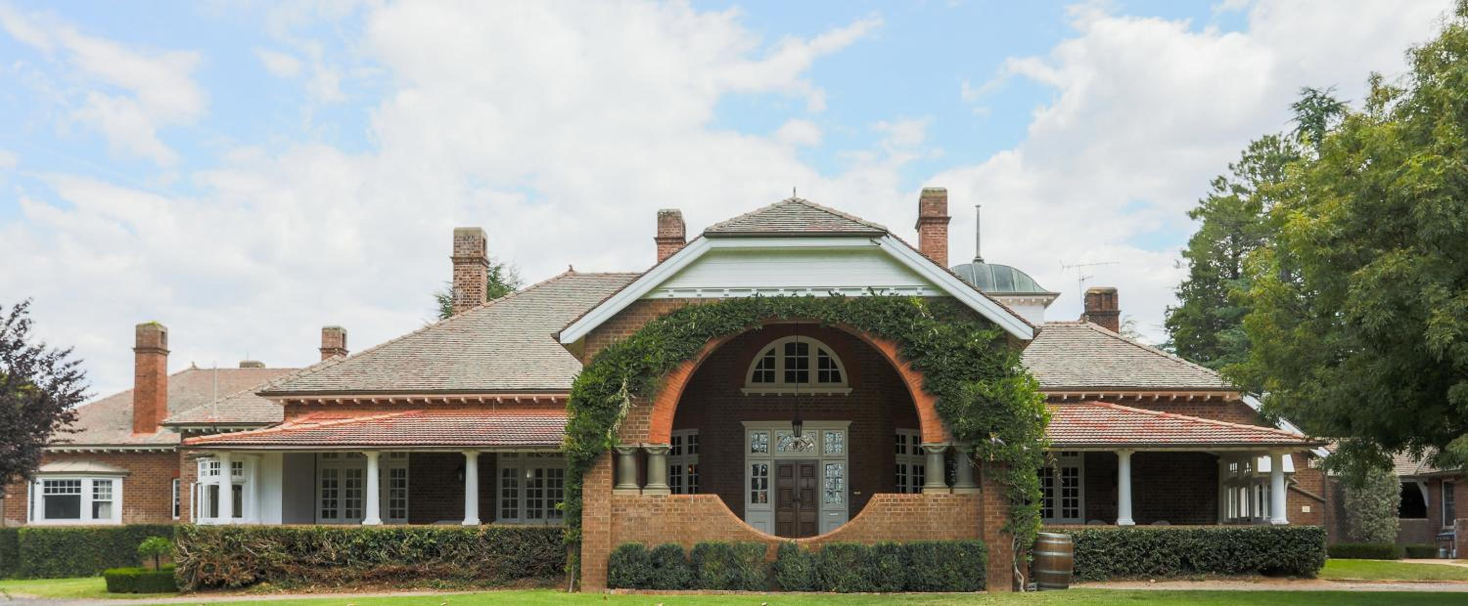 Hotel Petersons Armidale Winery and Guesthouse - Image 1