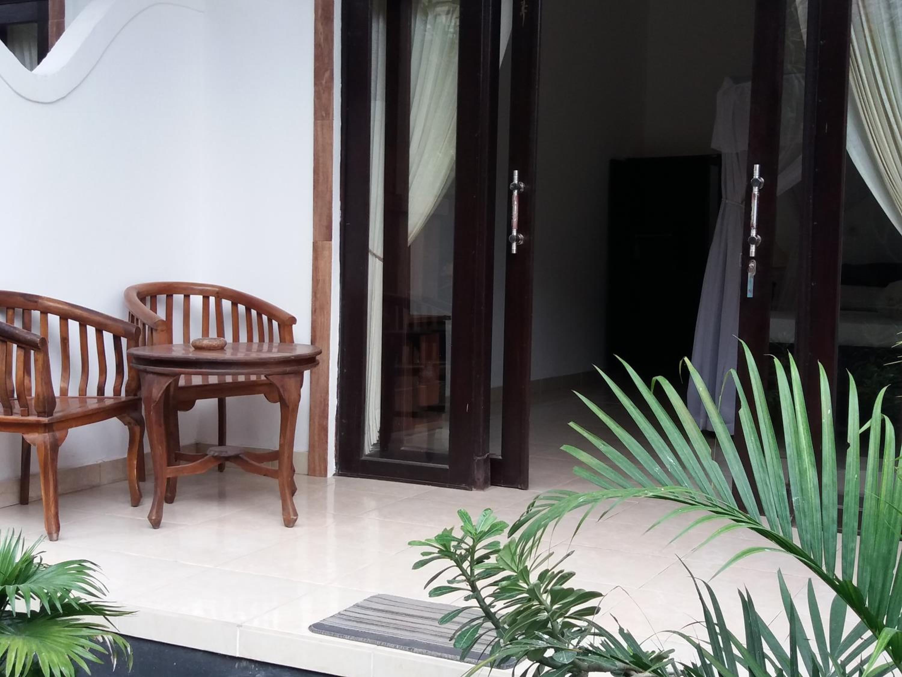 Warung Jemeluk & Home Stay