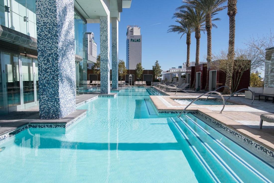 Dream Penthouse at Palms Place view 4