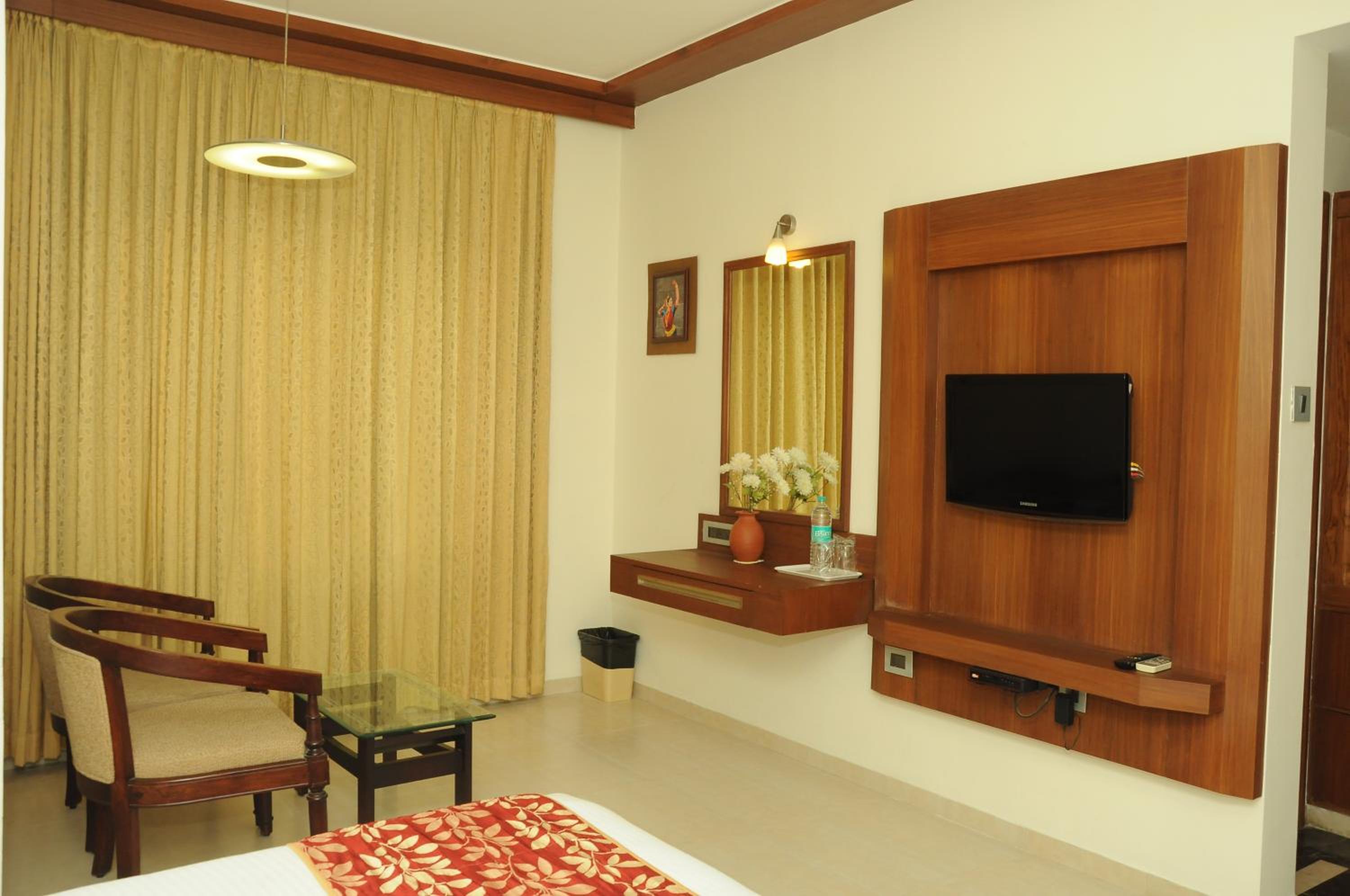 Ponnis Grand Inn