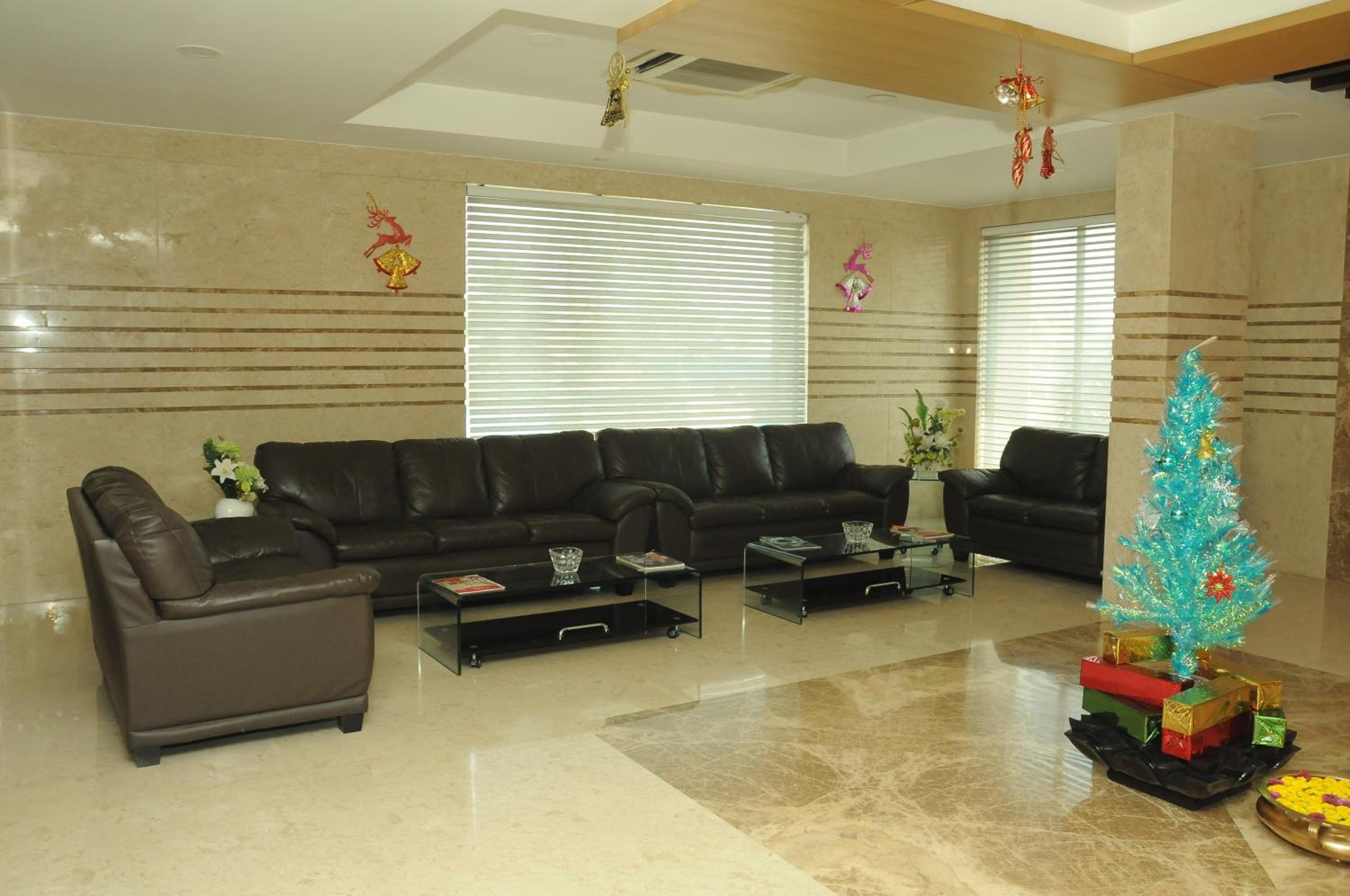Ponnis Grand Inn