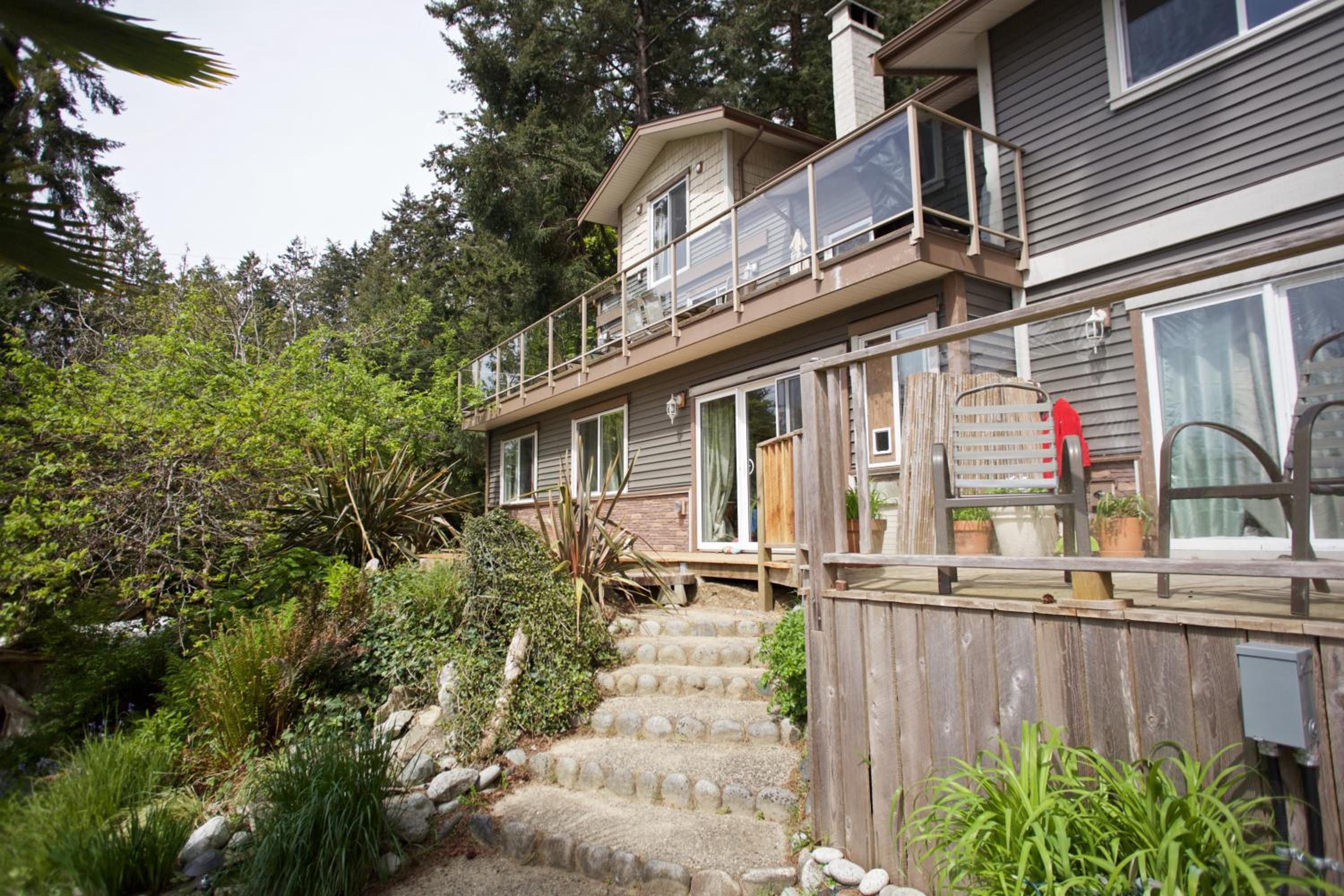 Halfmoon Haven Beach Cottage or Oceanview Suite