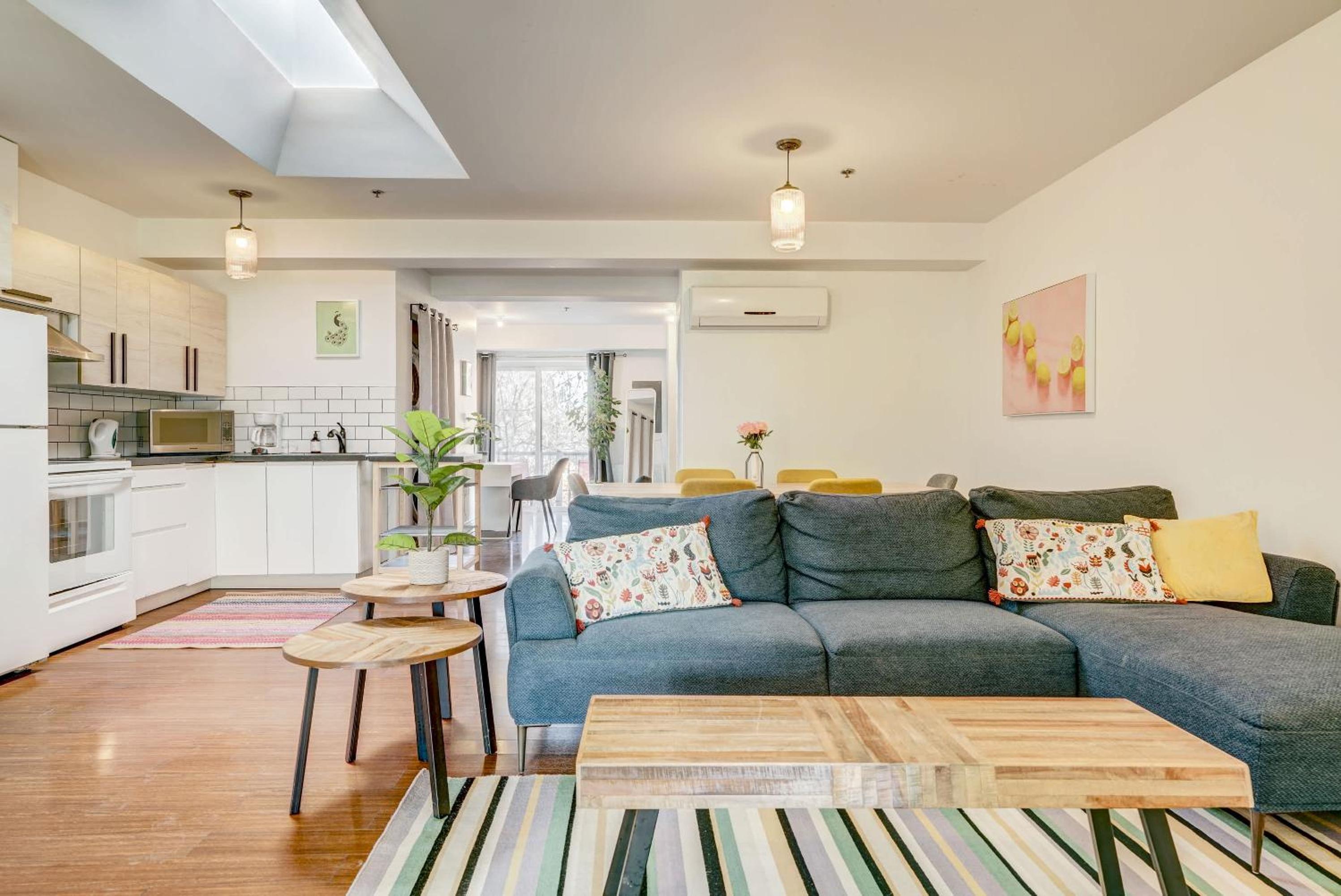 St-Laurent Boulevard - Private Floor, 2 Apartments