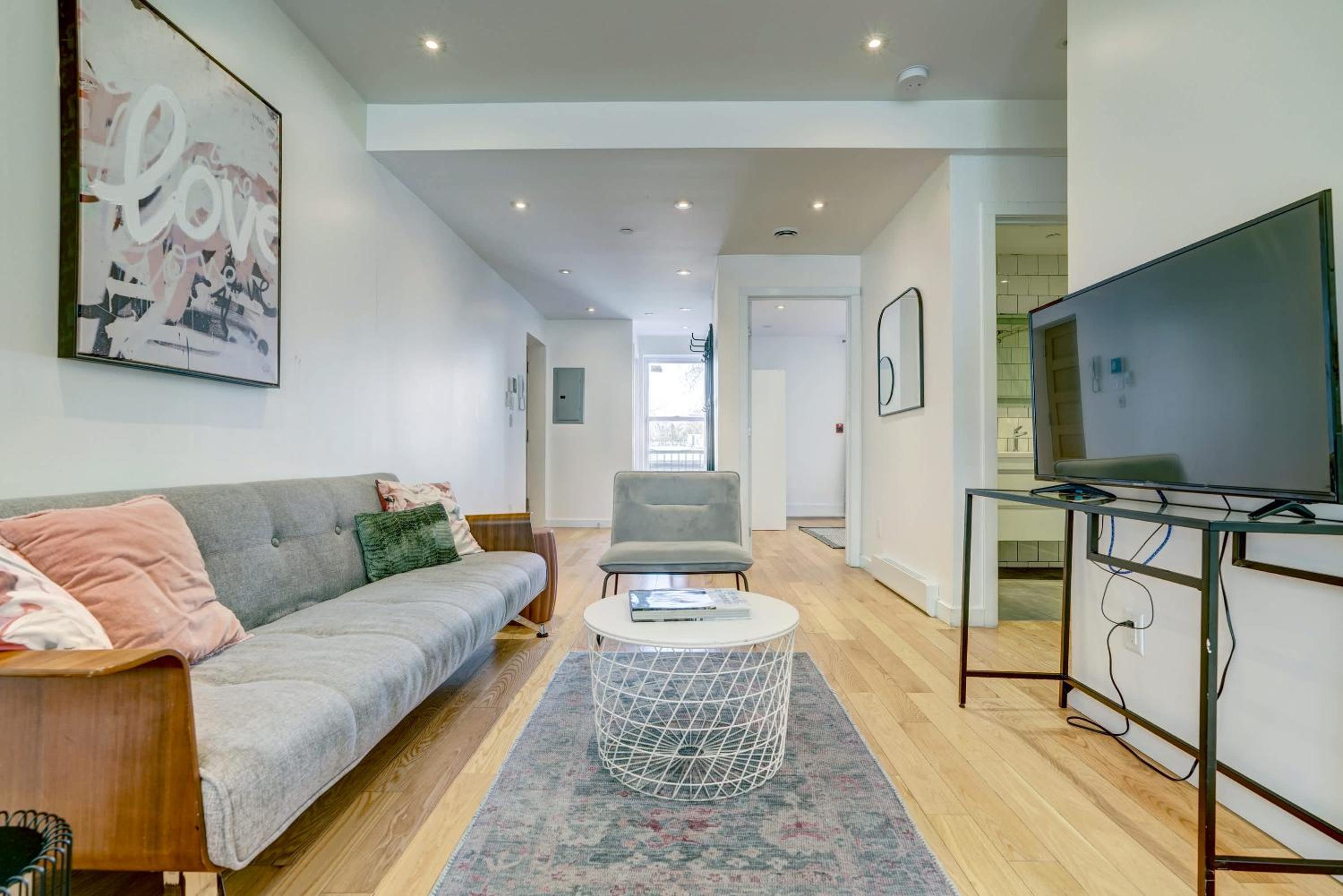 St-Laurent Boulevard - Private Floor, 2 Apartments