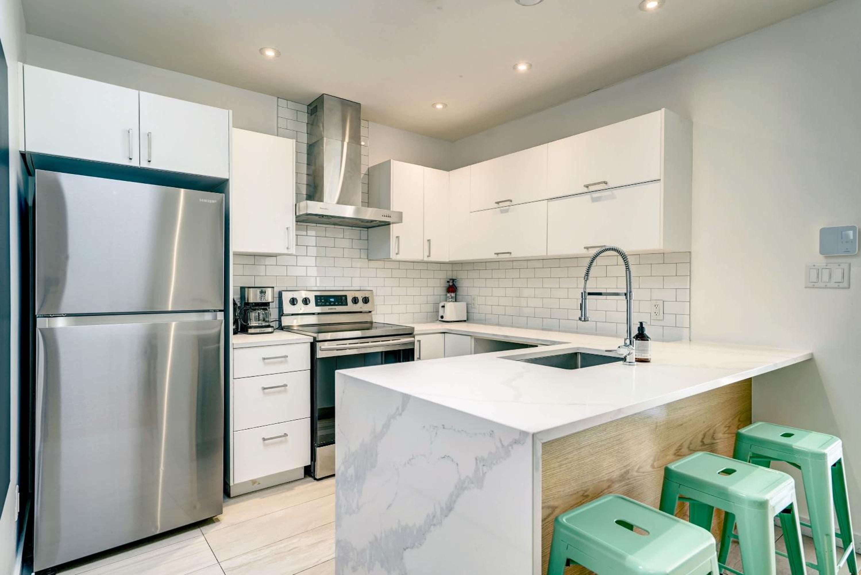 St-Laurent Boulevard - Private Floor, 2 Apartments