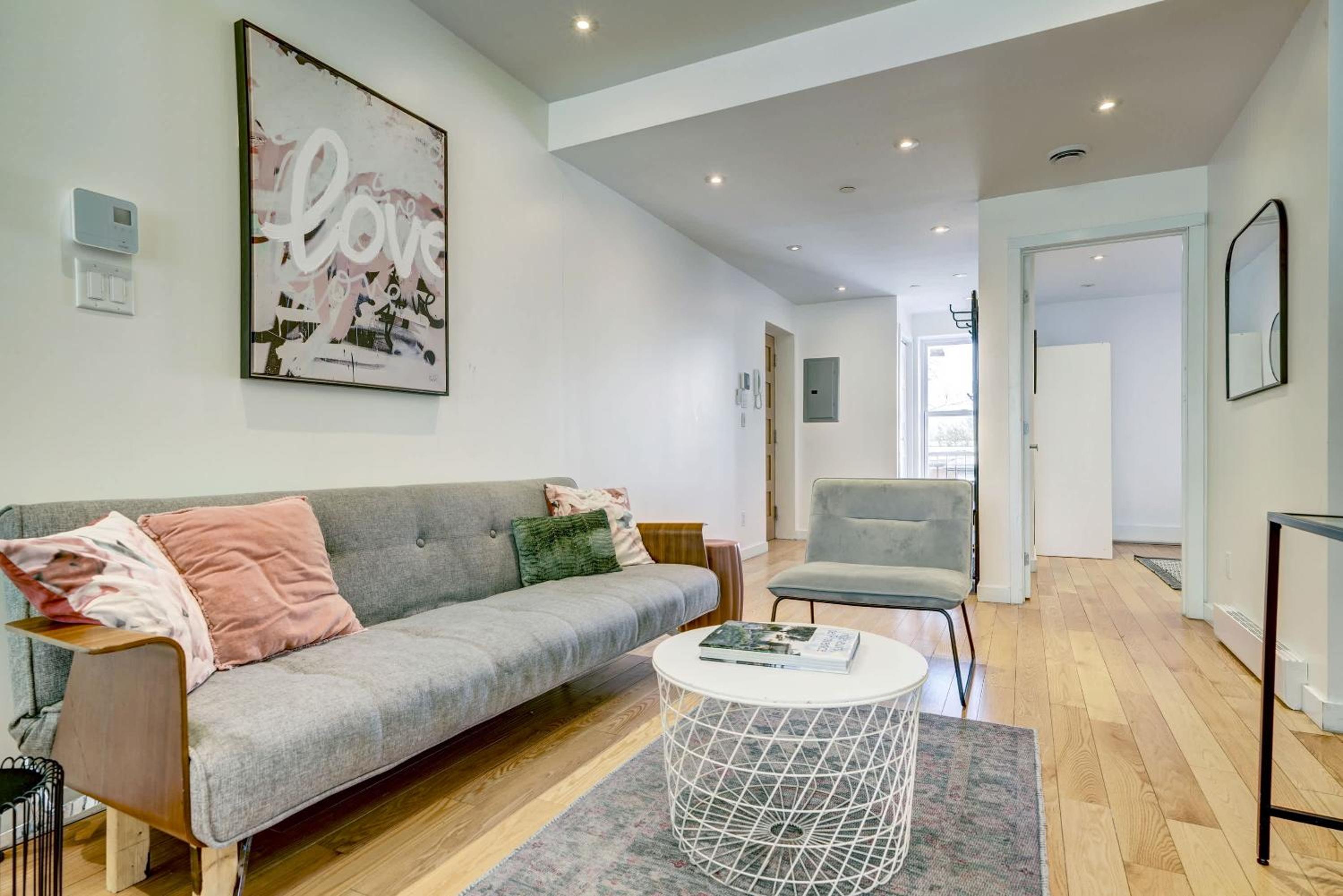 St-Laurent Boulevard - Private Floor, 2 Apartments