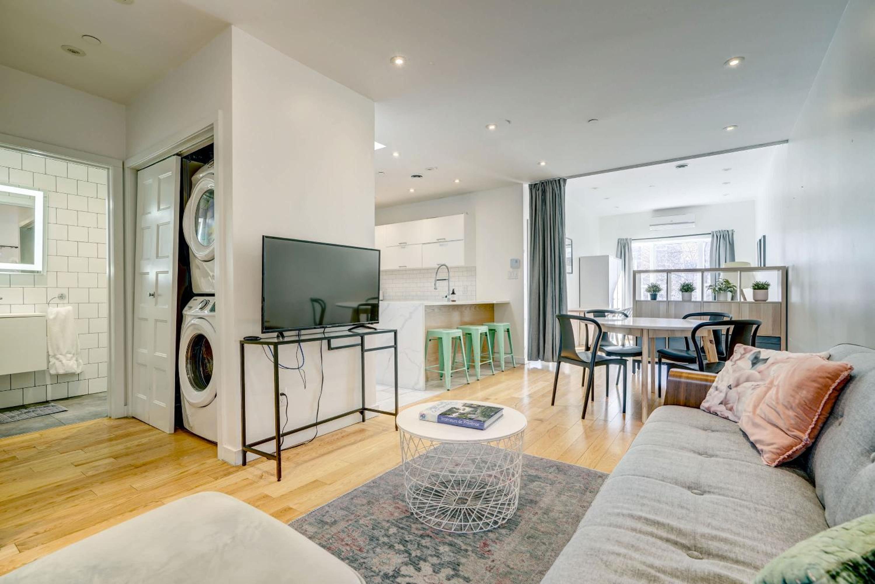 St-Laurent Boulevard - Private Floor, 2 Apartments