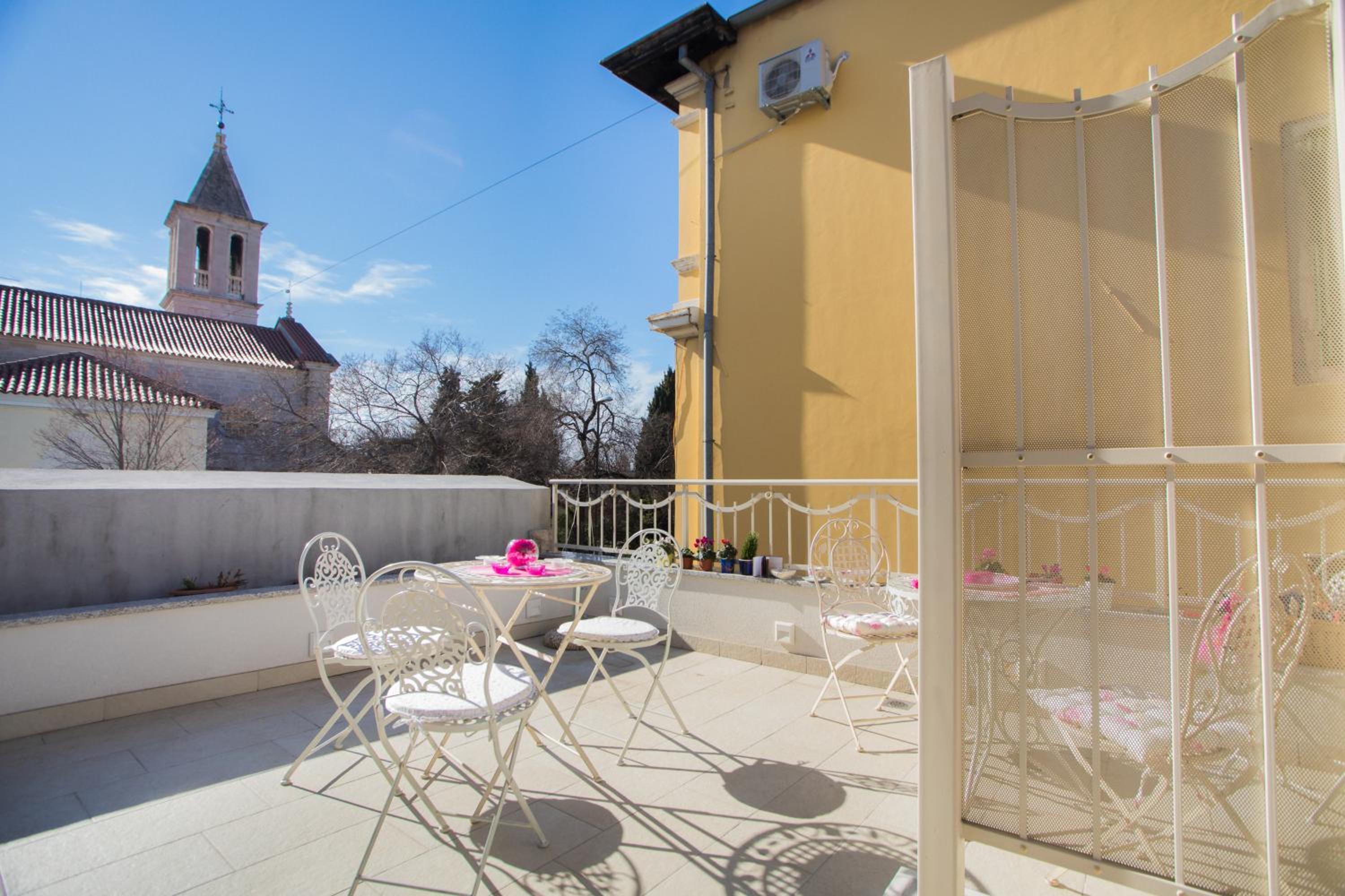 Shabby Chic Apartments view 5
